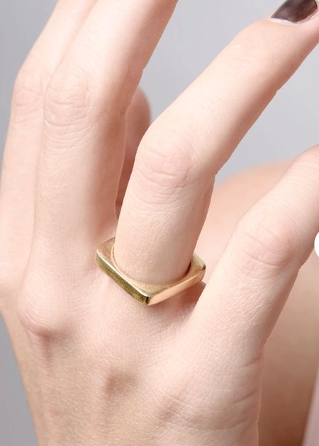 Square ring for a modern touch 🟨

Minimalist ring
Minimalist jewelry 
Modern ring
Modern jewelry 
Cool ring
Simple ring
Cool jewelry 

#LTKFind #LTKstyletip #LTKworkwear