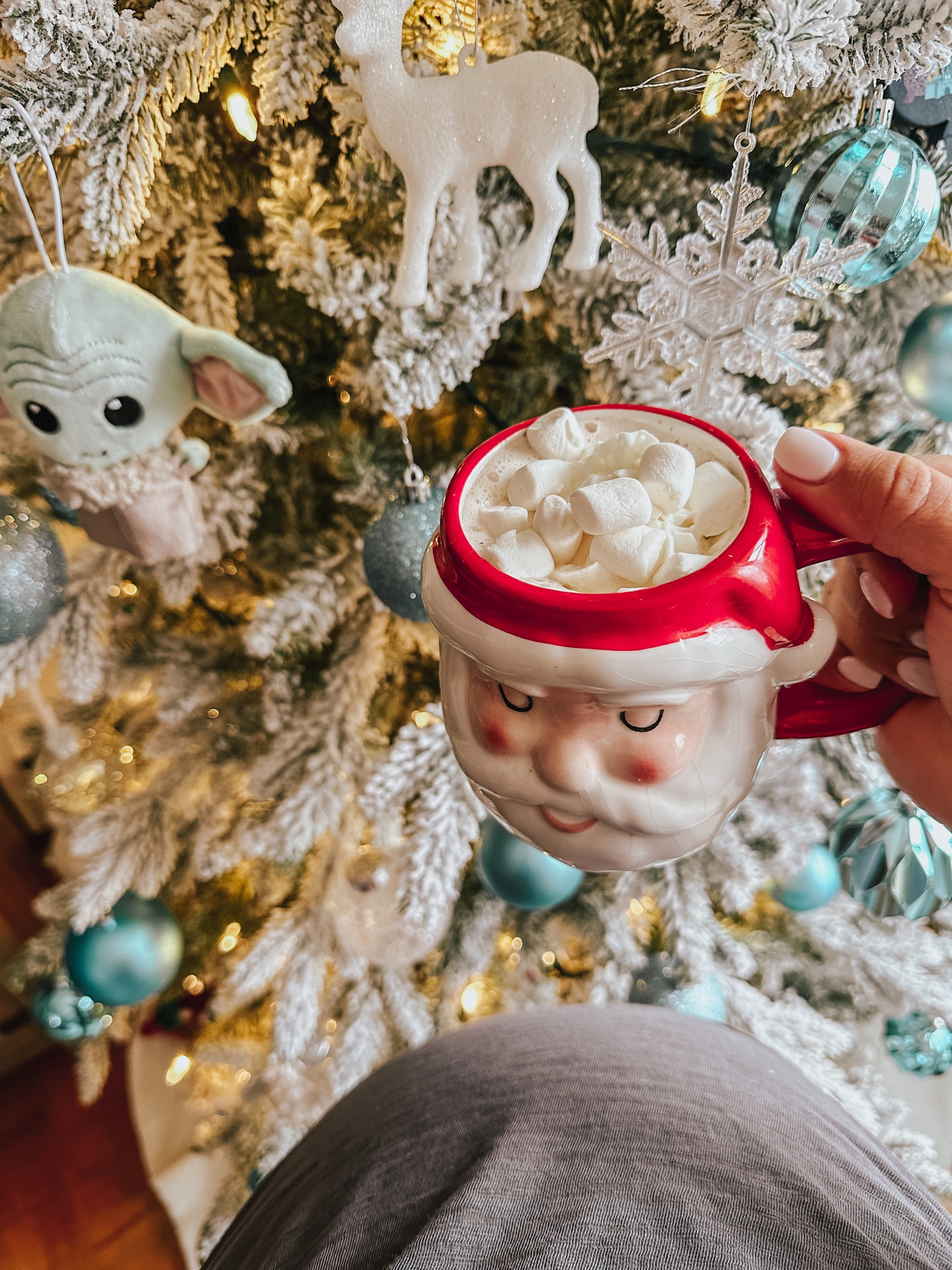 Good morning! ⭐️ 🤰🏻 enjoying some delicious hot cocoa and admiring my beautiful Christmas tree 🎅🏻