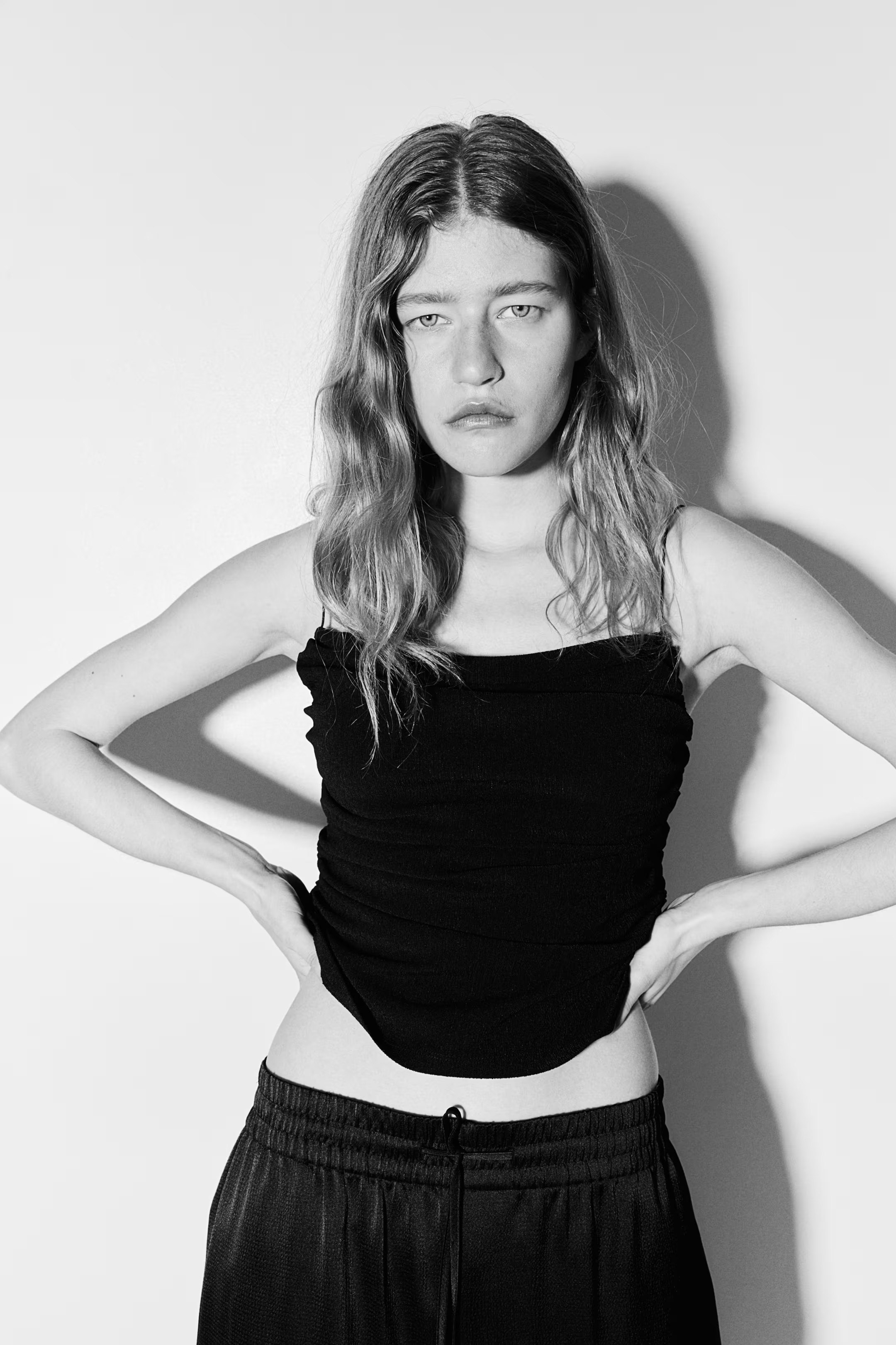 Drapiertes Trägertop - Eckiger Ausschnitt - Ärmellos - Cremefarben - Ladies | H&M AT | H&M (DE, AT, CH, NL, FI)