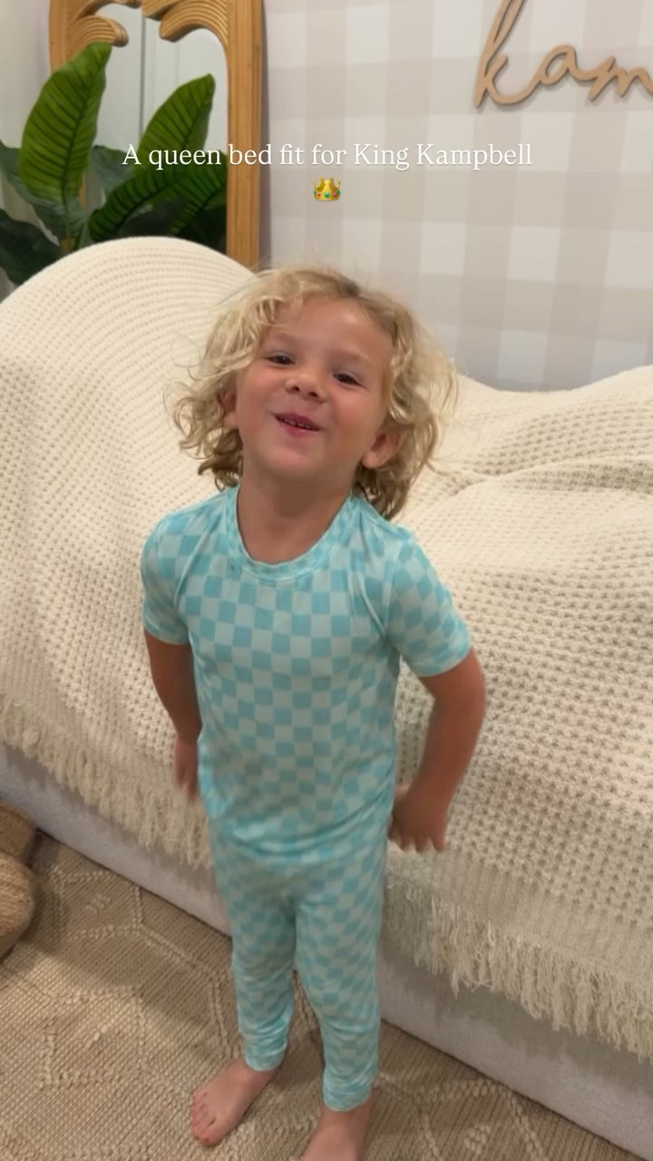 A queen bed fit for King Kampbell 👑