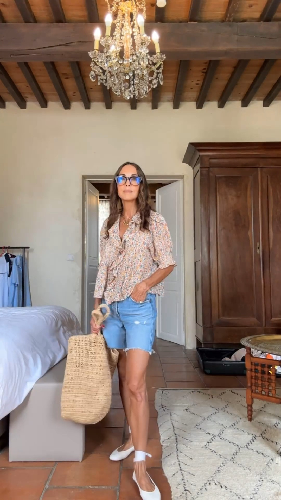 blouse @shopdoen
denim @levis
shoes @shopjamiehaller
white clutch @parkerthatch
straw bag @jennikayne

#LTKShoeCrush #LTKStyleTip