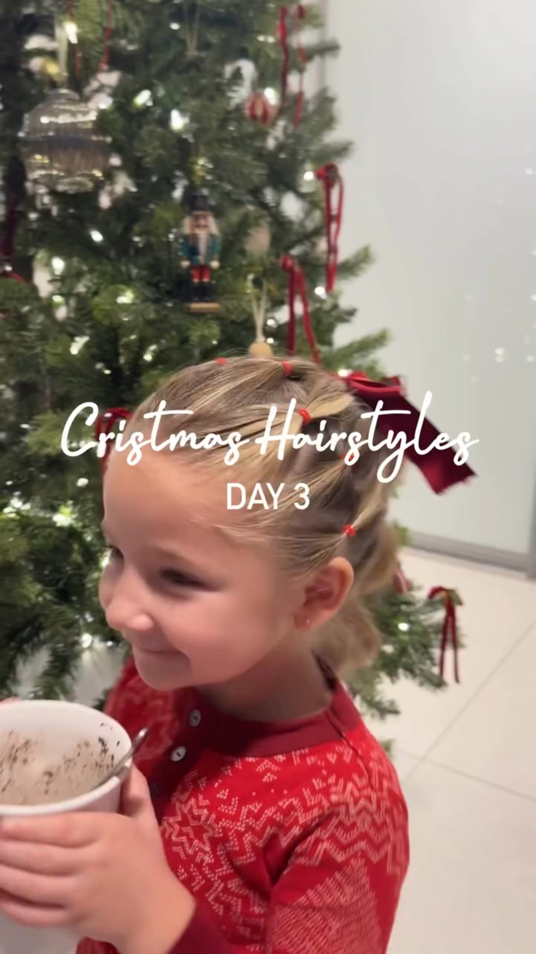 On the third day of Christmas… yo quería hacerle un lazo gigante de hairstyle, pero Emi dijo NO 😂
Ella quería solo un moñito con trenza… y terminé haciéndole un bubble braid con lazo rojo, dándole ese toque navideño rápido porque ya estábamos tarde para la escuela 😅🎄🎀

Las mañanas con niñas con opinión propia… modern mama problems 🤣🙃

Pregunta del día:
¿Team lazo gigante o team simple & cute? 👀👇🏻

Si quieren links de los productos y los lazos, comenten “hairstyle” ✨

#HairstyleTutorial #PeinadosParaNiñas #ChristmasHairstyles #BubbleBraid #HolidayHair