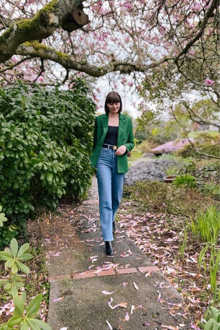 Boot cut jeans
Leather belt
Green blazer
Casual corporate outfit