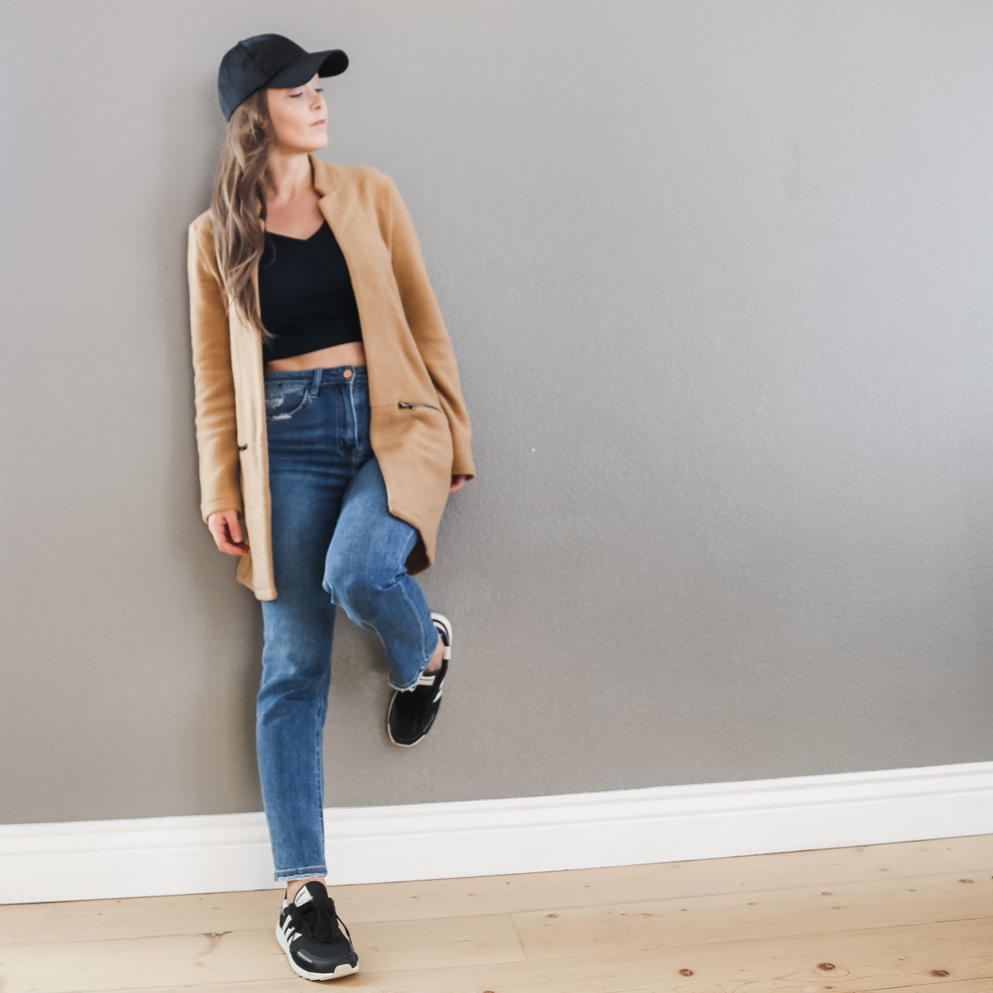 Casual look #baseballcap #jeans #denim #croptop #adidas #tennusshoes #casuallook #discoverunder5k #casualootd #anklejeans #casual #winteroutfit #croptop