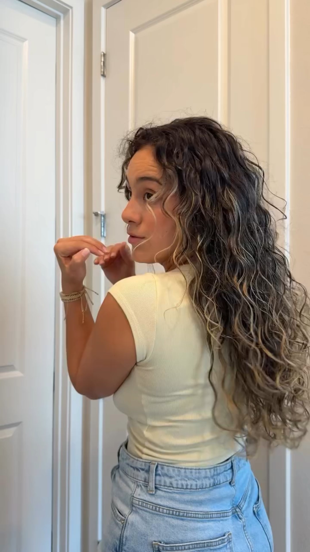Llegar a tenerlo asi ha sido un mega journey🥰

Productos⤵️
@olaplex numero 5 Leave-in
@notyourmothers Curl defining Cream 
@colorwowhair Dream Coat 
@notyourmothers Refreshing Foam 
@olaplex numero 10 Curl defining gel 

Color de cabello por @daphnejdiaz 💗

Dejenme todas sus recomendaciones en los comentarios, las leo💘