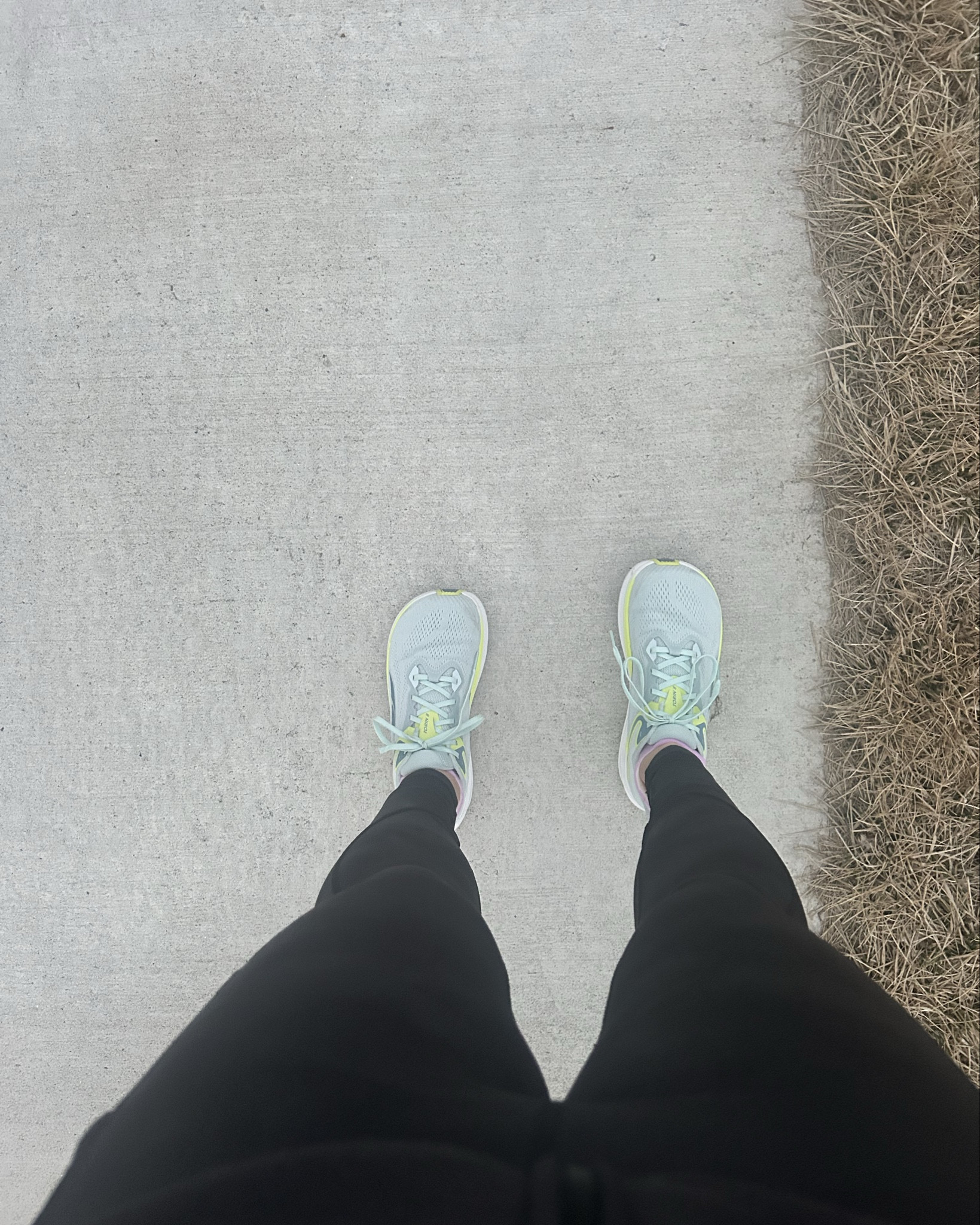 Had a great Wednesday hill workout! 7.5 miles of hills! Hills are a great way to boost your fitness, even if the run feels hard ⚡️✔️🏃🏼‍♀️‍➡️
And brought my Nathan handheld water bottle with me to stay hydrated! Loved how it felt fine in my hand and wasn’t bulky while running! 👏🏼🎉
As a longtime runner, nothing is worse than running gear feeling bulky when you’re running! Get your handheld water bottle and stay HYDRATED 💦
#marathontraining #runfit #hillworkout #trainhard 

#LTKfitnessgoals #LTKActive #LTKdayinmylife