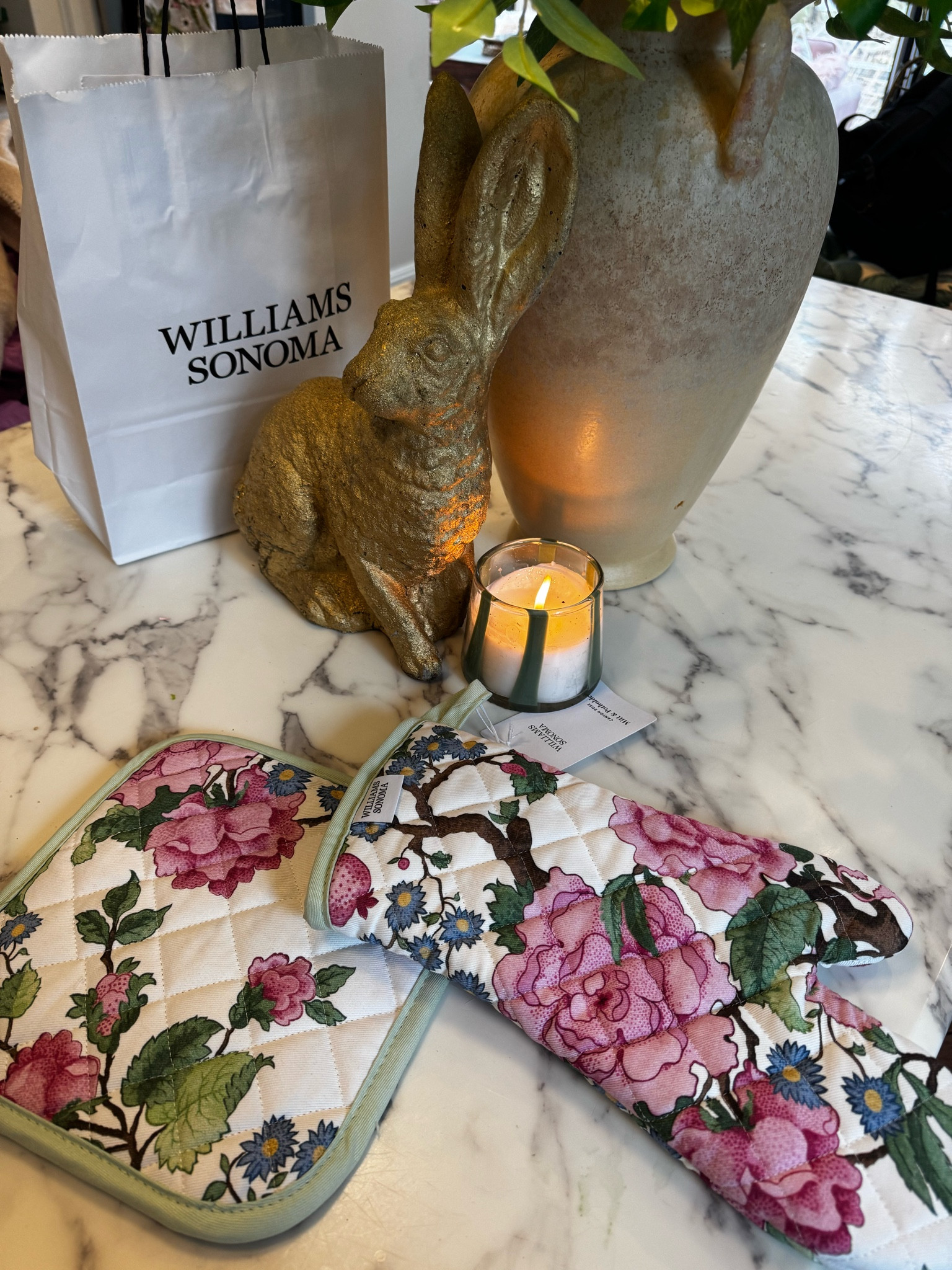 I just discovered this gorgeous famille rose floral pattern at Williams Sonoma and I’m obsessed with all the things!💗🌸 It’s giving chinoiserie, grandmillennial, European cottage kitchen, all the things I love.

I picked up these oven mitts and pot holders and they instantly made my kitchen feel so much prettier and more put together. It’s such an easy little upgrade. You know when something just makes everyday moments feel special? This is that ✨

#LTKHome