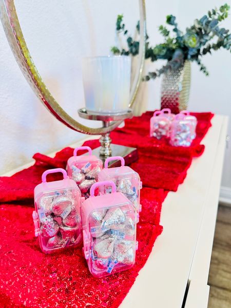 How adorable are these favors. Little suitcases full of candy or chocolate 







#LTKfindsunder50 #LTKparties #LTKkids