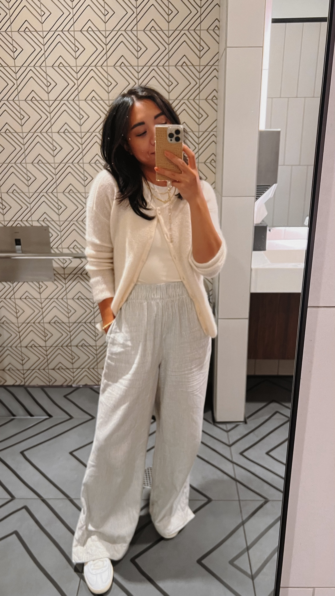 Travel outfit ✈️🤍

#LTKStyleTip #LTKFindsUnder100 #LTKTravel