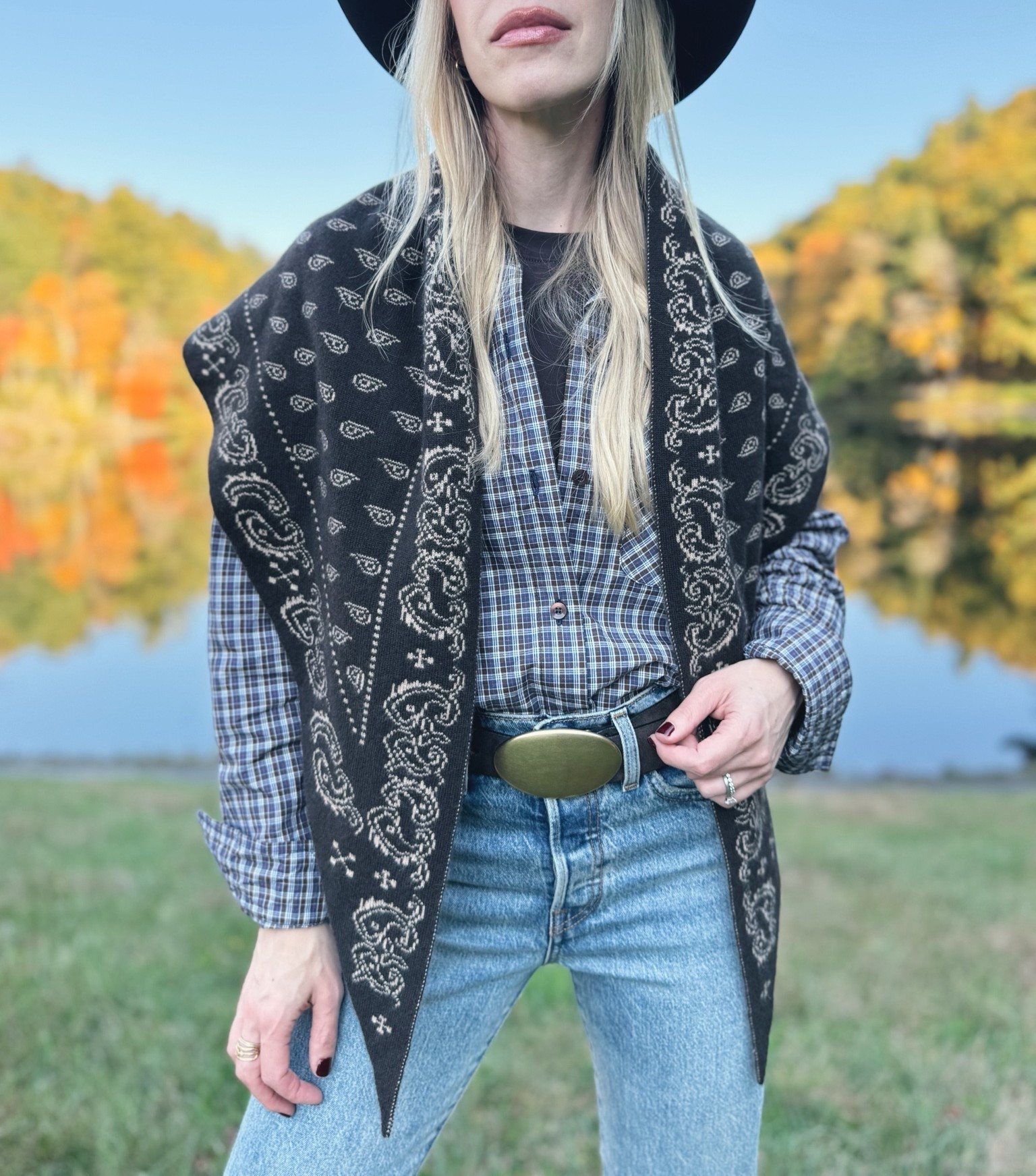 Fall accessories 

@Guest In Residence bandana print scarf, @Shopbop shirt, @Madewell metal plaque belt, @levi jeans