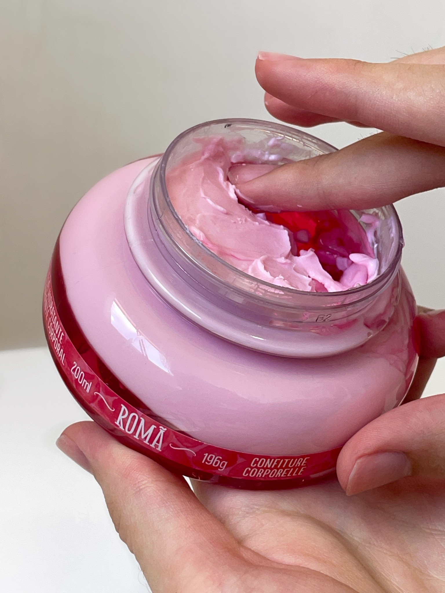 Recebi da L'Occitane au Brésil vários produtos para experimentar, e nem preciso comentar que todos têm um cheirinho maravilhoso. O hidratante corporal de Romã é um show à parte, simplesmente 
MA-RA-VI-LHO-SO (quero versão potão). 🤩



#LTKbeauty #LTKbrasil