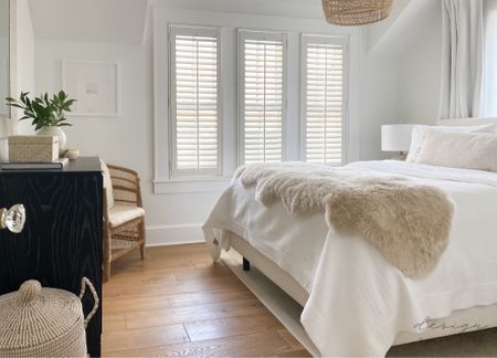 A few cozy updates in the guest room 🤍

Upholstered linen bed, scalloped dresser, woven pendant light, linen sheepskin, jenni kayne dupe 

#LTKhome