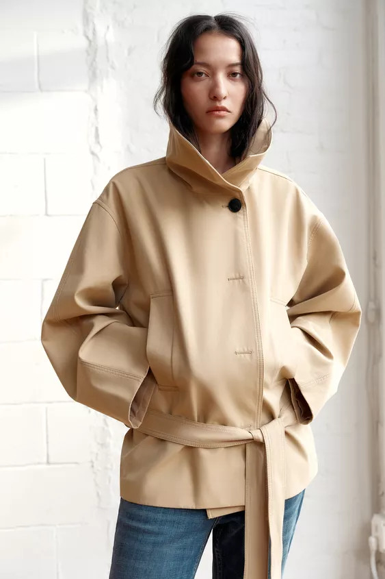 KURZER TRENCHCOAT MIT GÜRTEL | Zara DE