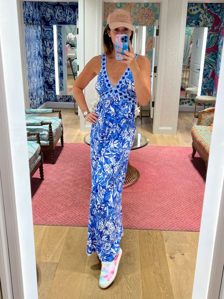 Va Va Voom! Hello plunging neckline. This style has built in cups. So ditch the bra and embrace summer in this stunning blue and white print 💙🤍 Pair with flats or heels.

Runs TTS. Wearing size 4.

#LTKSeasonal