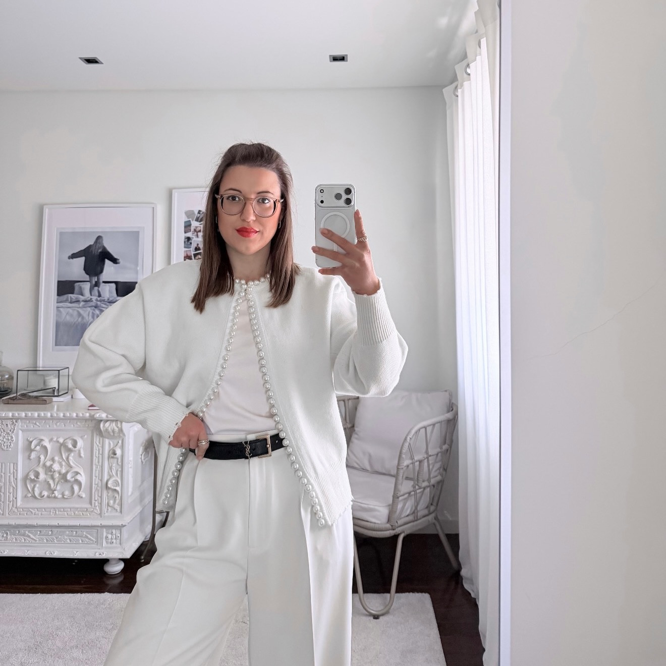Não sei se são como eu…mas mal vejo o sol apetece-me vestir branco. Feliz por este ano a cor do ano ser o Pantone #clouddancer 🤍✨

Cardigan: @Chicwish 
Belt: @ysl
Pants: @Zara  

#fashiontips #fashiontipsforwomen #dicasdemoda #stylinginspo

#LTKgrwm #LTKWorkwear #LTKootd