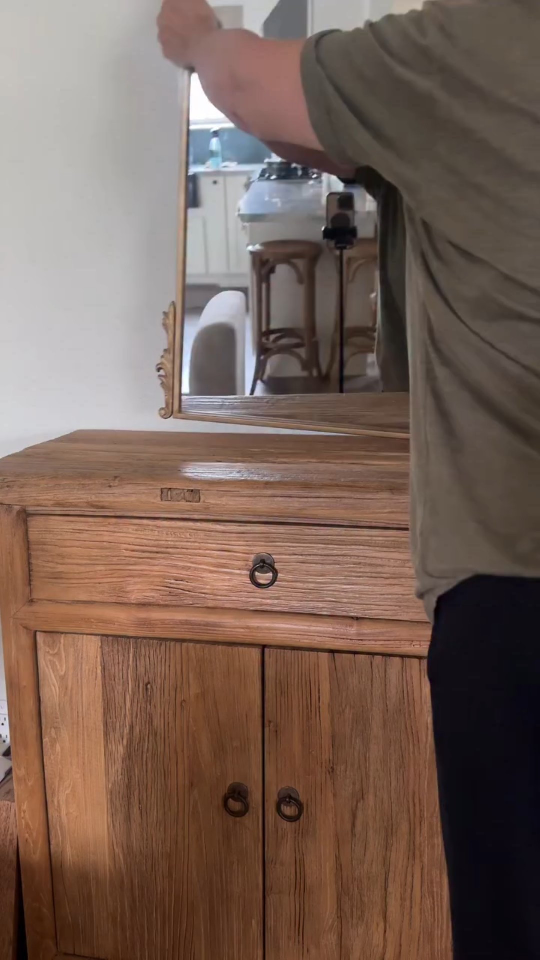 Sharing a little styling session with this beautiful art from @scarlett_james_home_decor they have so many beautiful selections and  they can customize it to your needs. #shopsmall #artwork #aesthetics #stylinginspo #homestyling 

COMMENT: SHOP to get links sent directly to your inbox