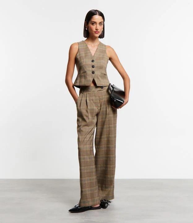 Colete Alfaiatado com Abotoamento Frontal e Estampa Xadrez Marrom | Renner (BR)