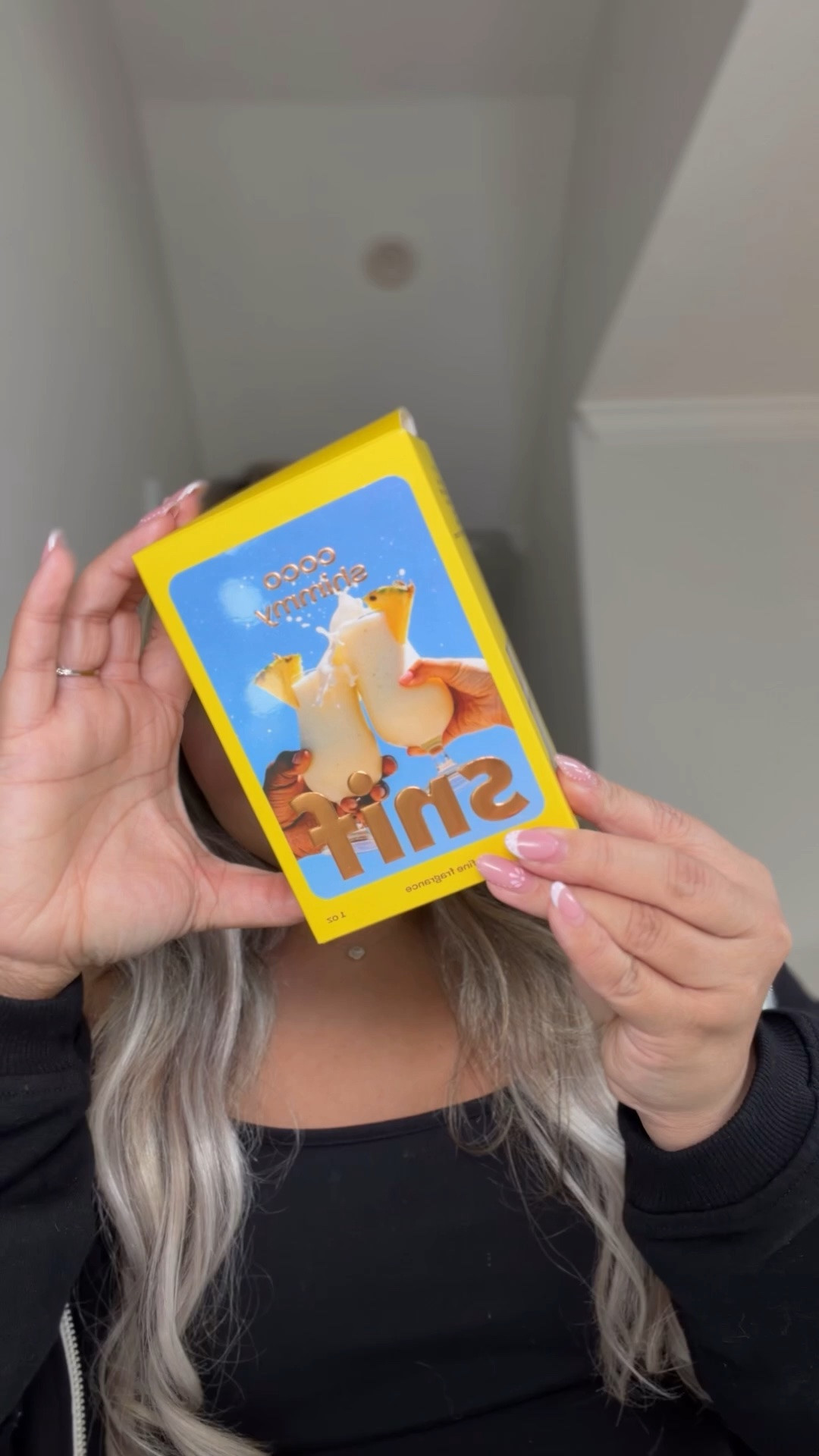 When a fragrance makes you glitch ! 🥥🍍