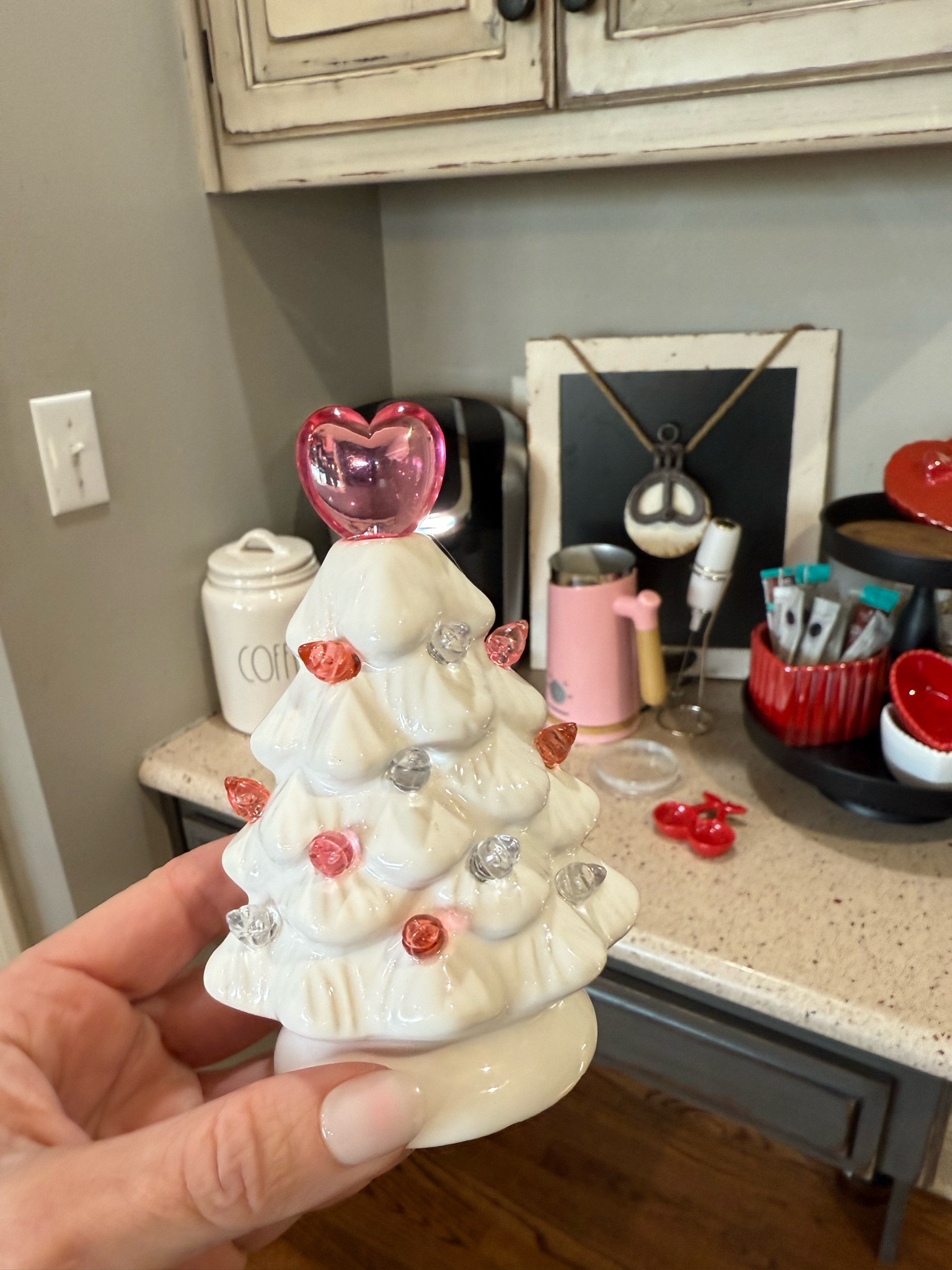 💌it the little things!!💗 give me all the nostalgic vibes for the holidays. Love these little ceramic trees.


They even come individually, packaged to be able to give as gifts!

Crazy Busy Mama 🩷