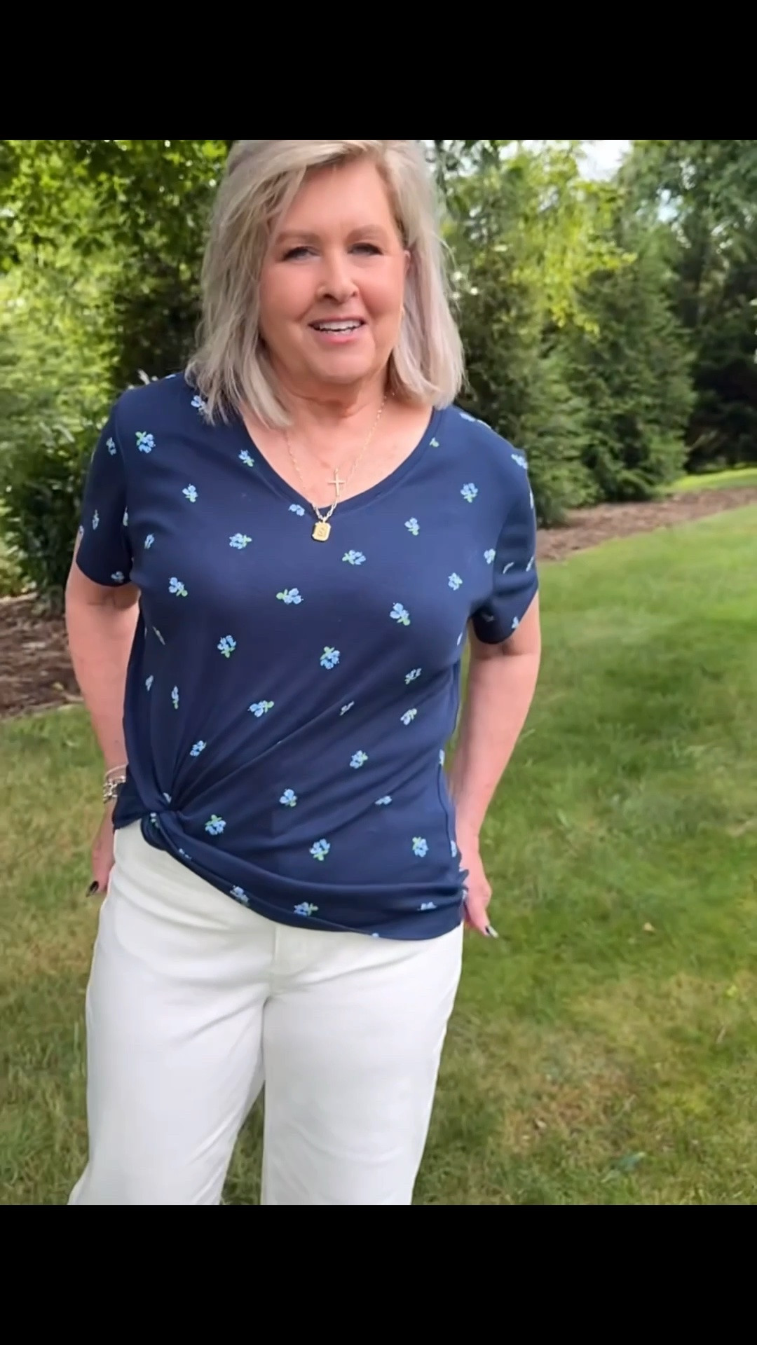 This blue floral tee from Kohl’s is such an easy summer piece, but the little tie trick is what makes the whole outfit work. Tying it at the side gives the waist a little shape and can create a slimmer look without anything feeling tight or uncomfortable. It’s one of my favorite ways to make a simple tee and pants look more styled, especially when I want an outfit that feels casual but still pulled together.
@kohls #kohlspartner #kohls