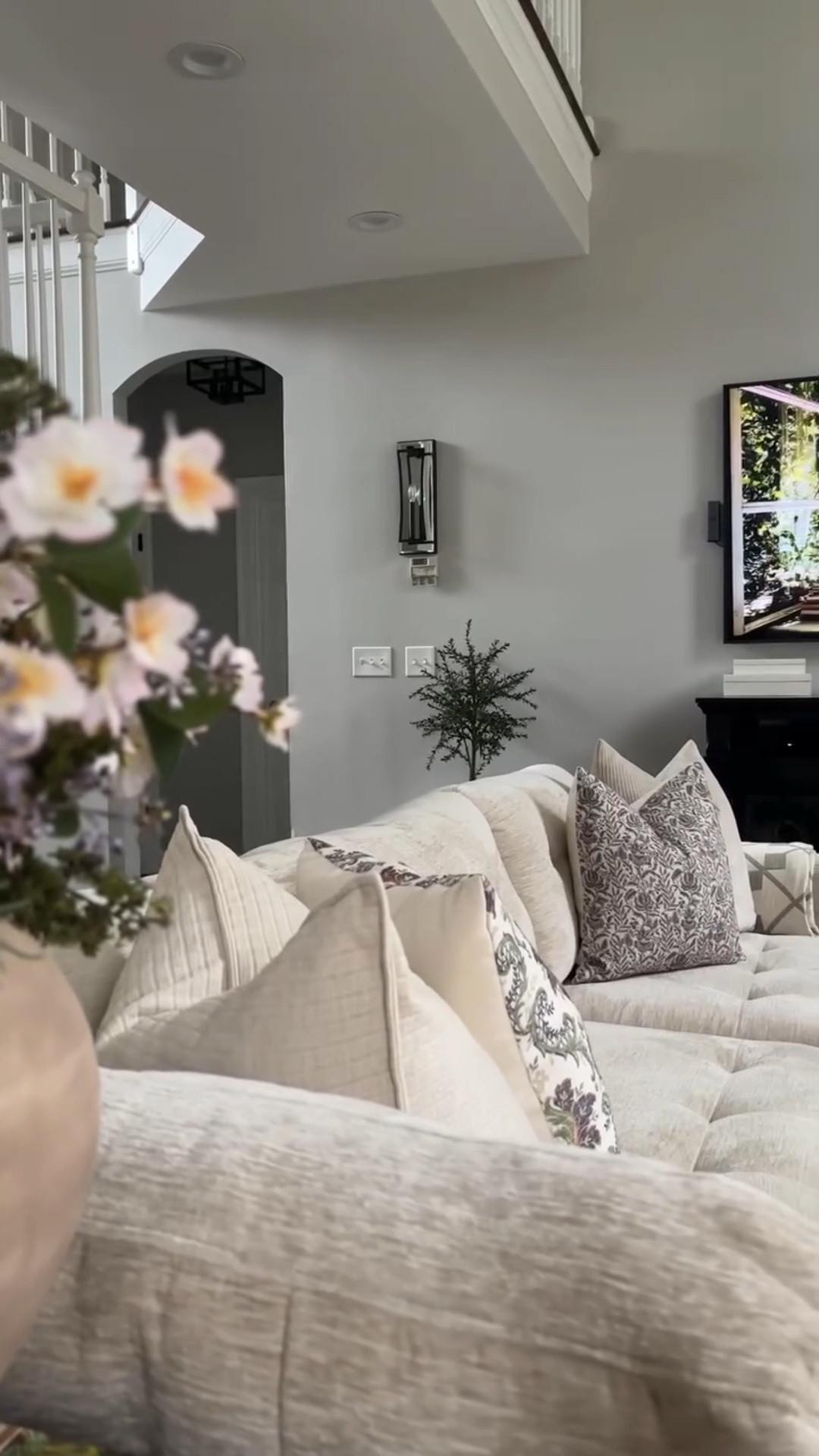 La primavera ya llegó y mi sala está quedando hermosa 🌸 Estas fundas florales de @domvitus_home le dan el toque perfecto de calidez y frescura. Súper buena calidad y lavables ✨

Amor Virisso Floral Pillow covers
Size: 20x20
Color: Green

Comenta la palabra SHOP para enlace 
¡Detalles en el link de mi bio!

#homedecor #interiordecor #springhomedecor #springdecor #neutralhomedecor

#LTKHome