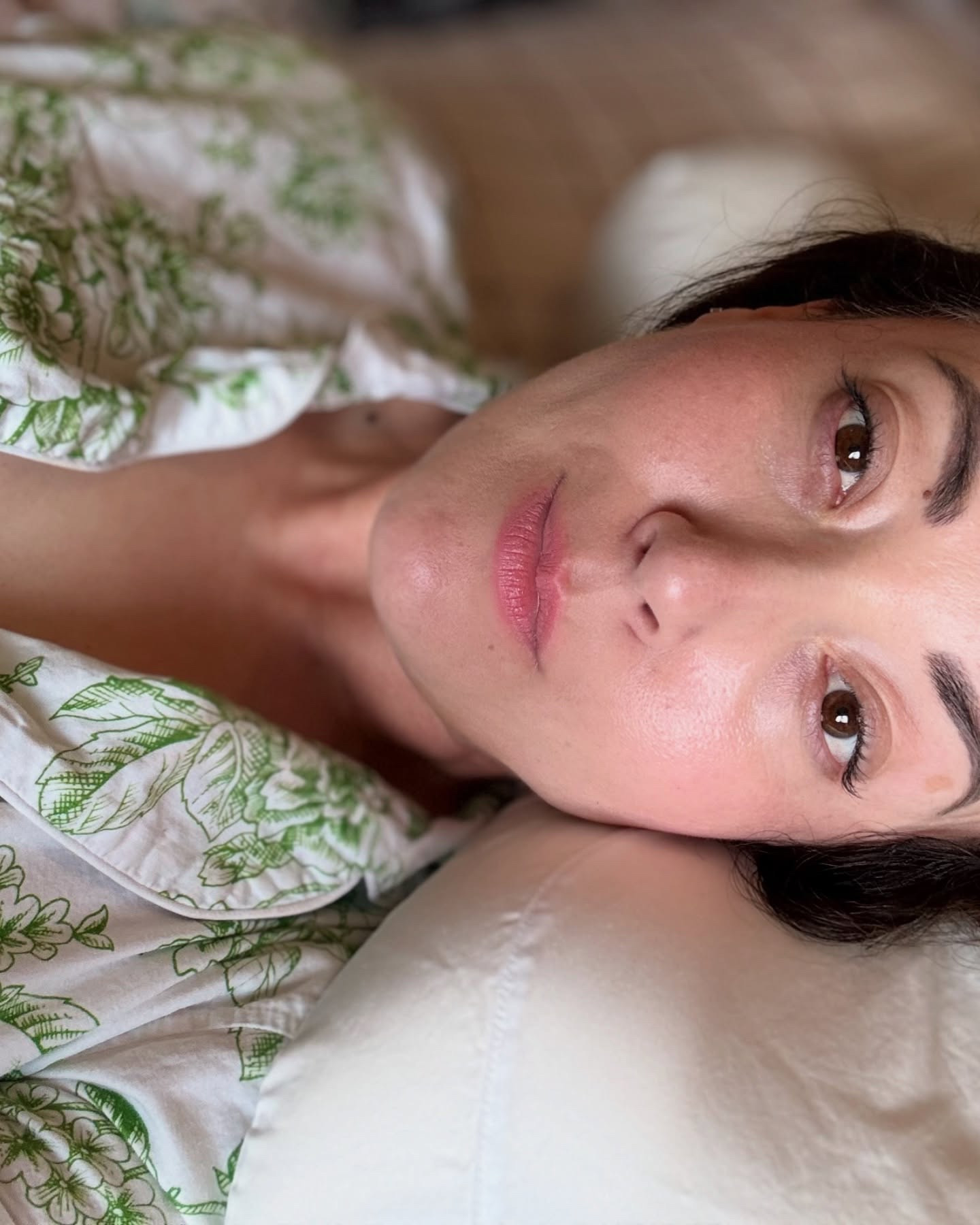 Did you know that the human head weighs 8 pounds? 

Millennials, we all remember that moment in Jerry Maguire—your head actually weighs around 11 pounds, and that weight is pressing on your skin all night long! 😱 Over time, that pressure can cause sleep lines and wrinkles. Enter the Omnia Anti-Wrinkle Pillow—designed to cradle your head, reduce pressure on your face, and help you wake up looking fresh and wrinkle-free. 🙌 It’s 𝘵𝘩𝘦 𝘣𝘭𝘢𝘯𝘬 𝘴𝘱𝘢𝘤𝘦 your skin has been dreaming of! So, say goodbye to those sleep creases and get ready to wake up screaming SHOW ME THE SMOOTH SKIN.  It’s time to make beauty sleep work for you. 
 😉

#OmniaPillow #BeautySleep #JerryMaguireVibes #AntiWrinkle #WakeUpGlowing #Swiftie Linked in stories, bio and my Amazon store.  #cheers @sleepandglow #prgifting 

Use code Doran15 for $15 off your pillow.