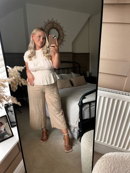 Neutrals neutrals neutrals… this top is absolutely gorgeous. Paired with flowy trousers from primark still in stock. Could be also paired with a pair of jeans and cute heels. 

#LTKfit #LTKFind #LTKstyletip