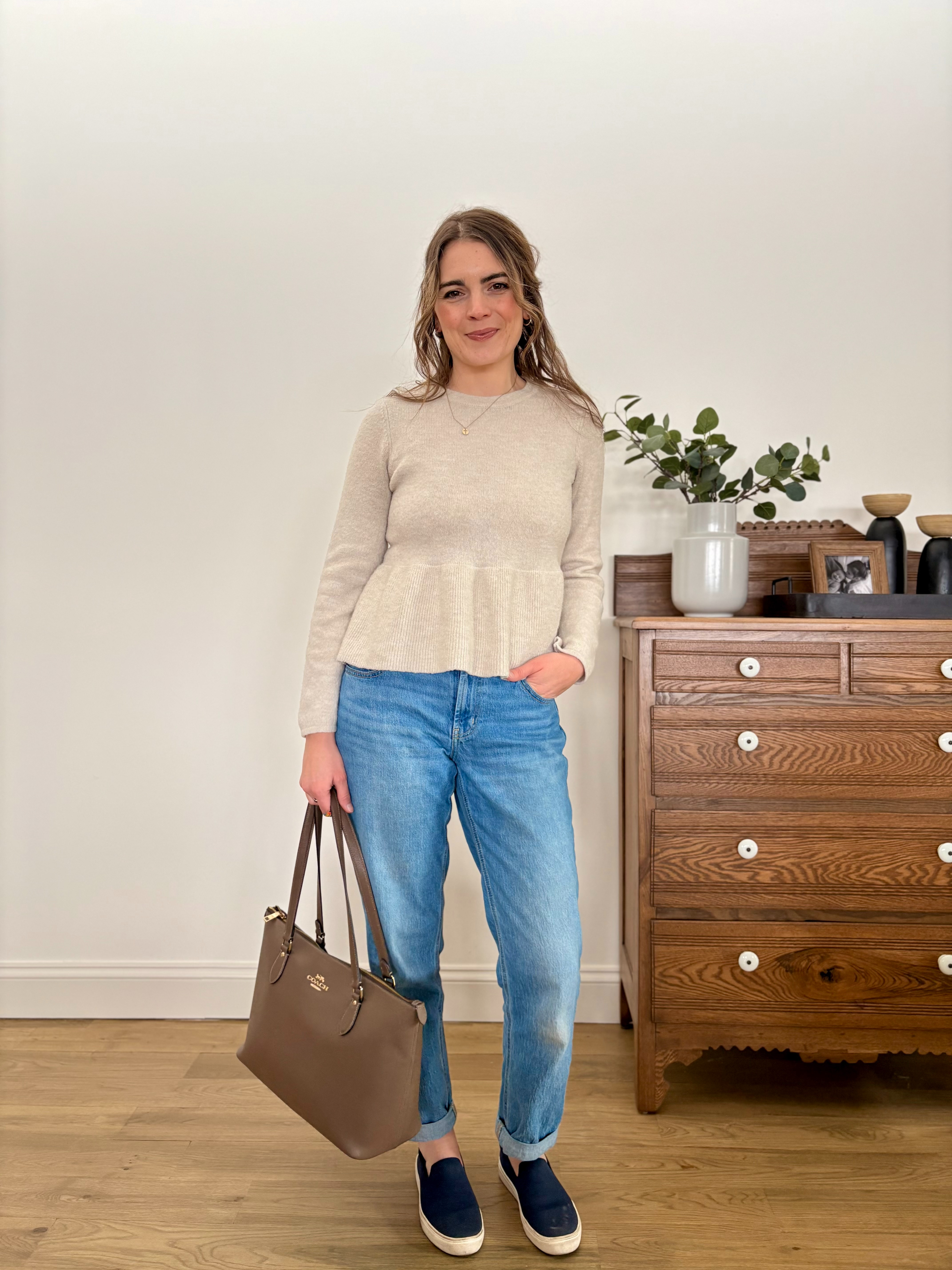 Mom Outfit 04 - Perfect for days spent at home with the kids, homeschooling, or heading out for a walk! #MomStyle #Classic #Comfort #MomFashion #WinterOutfit #SpringOutfit 

 #LTKjeans #LTKmodest #LTKstyletip