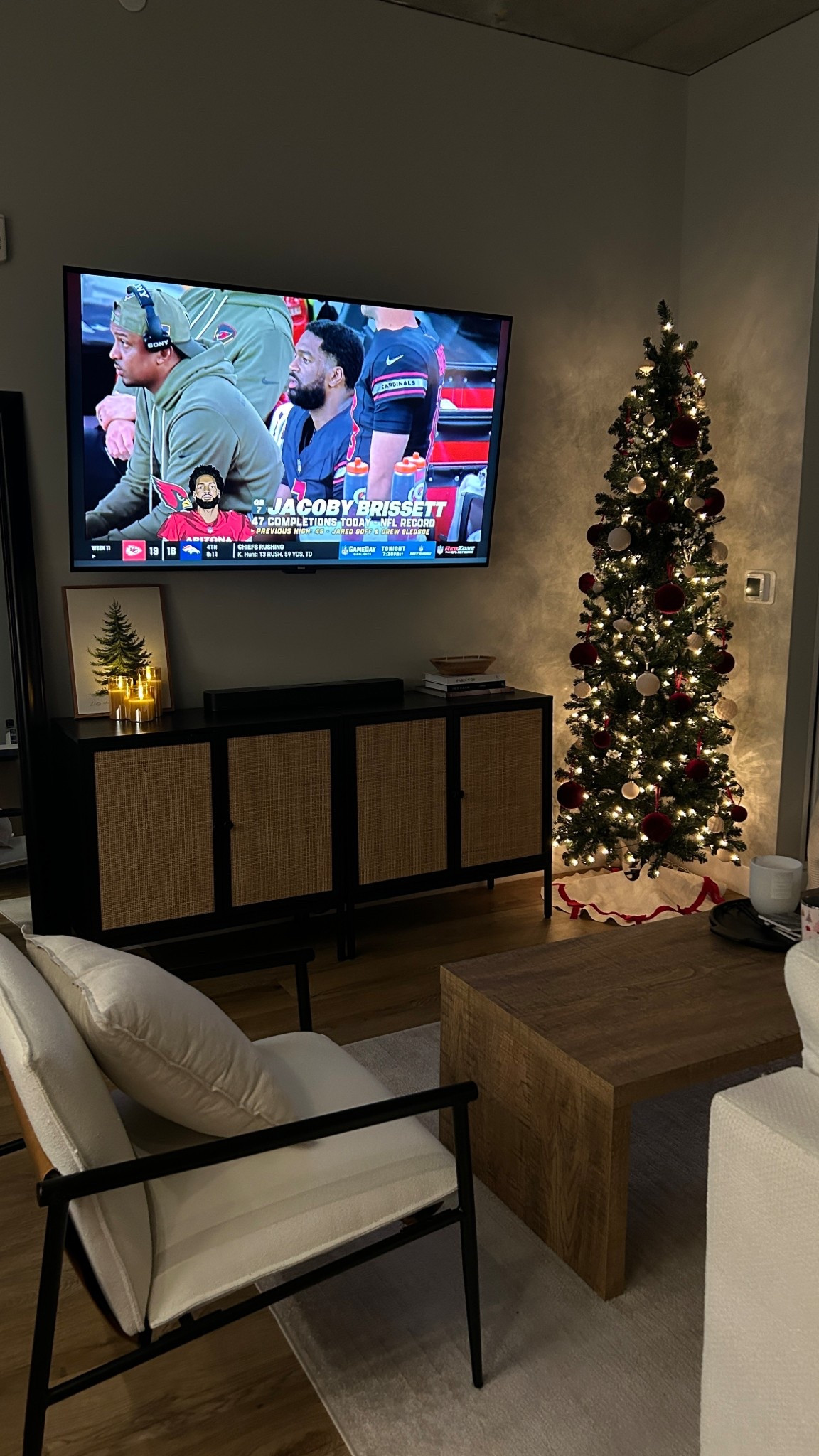 Christmas apartment vibes & decor ♥️ #apartmentdecor #holidaydecor #apartmentinspo #tvstandcabinet 