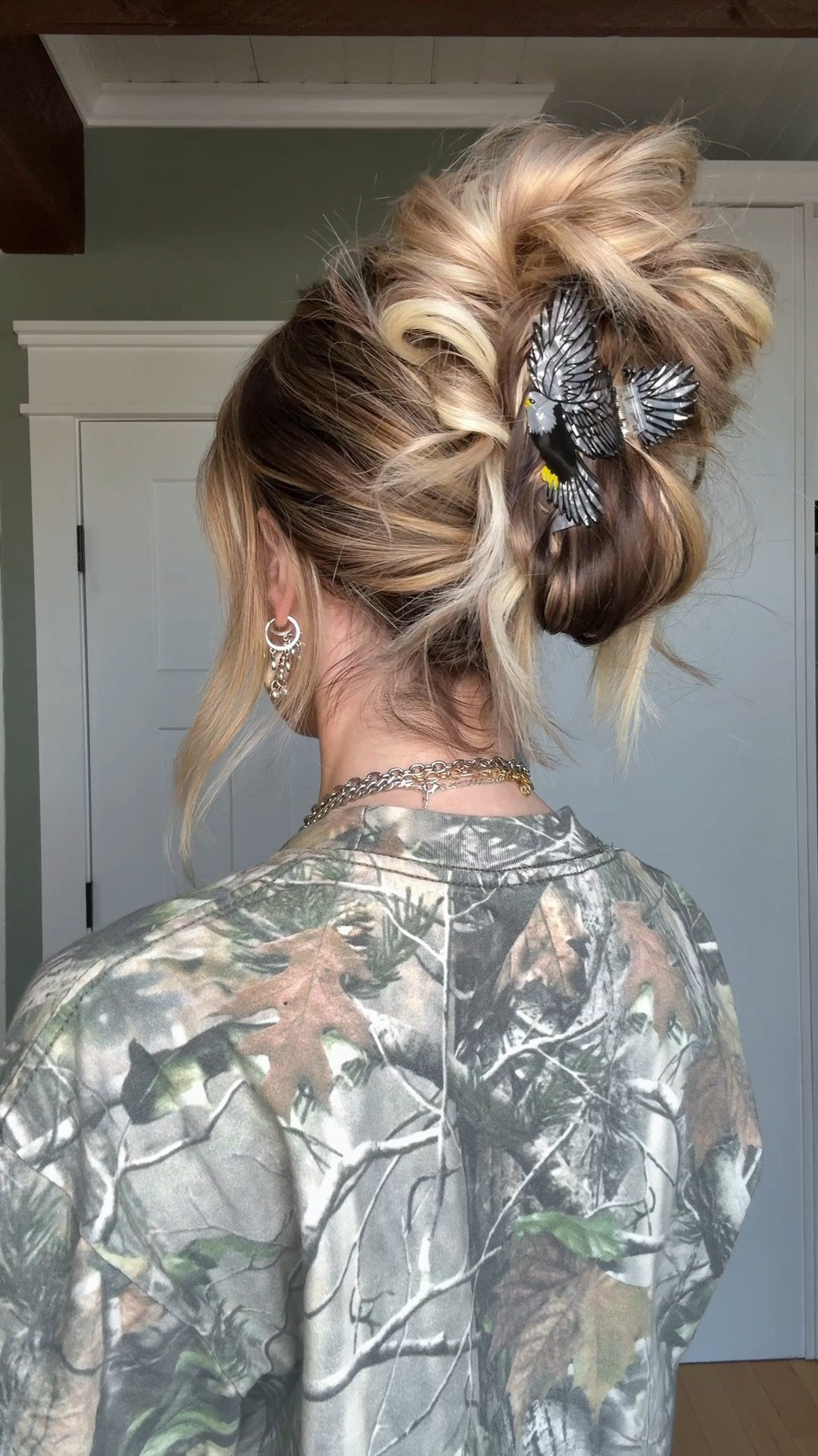 I had to have this eagle claw clip because it goes perfectly with my clothing drop (@nodresscodeofficial) coming soon! 🦅