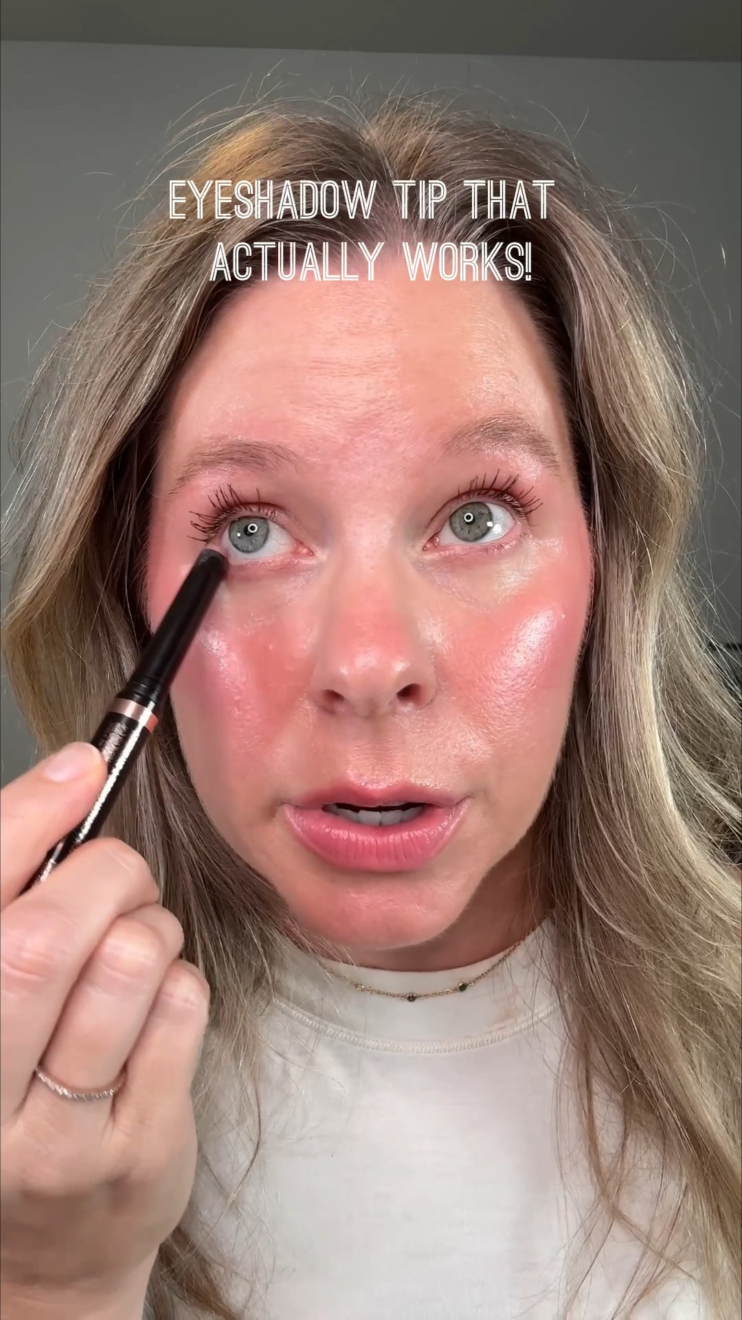 If you’re scared to apply anything underneath your eyes, give this a try! It can actually make your eyes look more open with some soft definition 👀 You can use any mid tone shimmery shade! I like this one by @lauramercier. Happy to send it your way, just let me know and follow for more easy everyday makeup for women over 35 🤗

#makeupformatureskin #makeupformaturewomen #makeupforbeginners