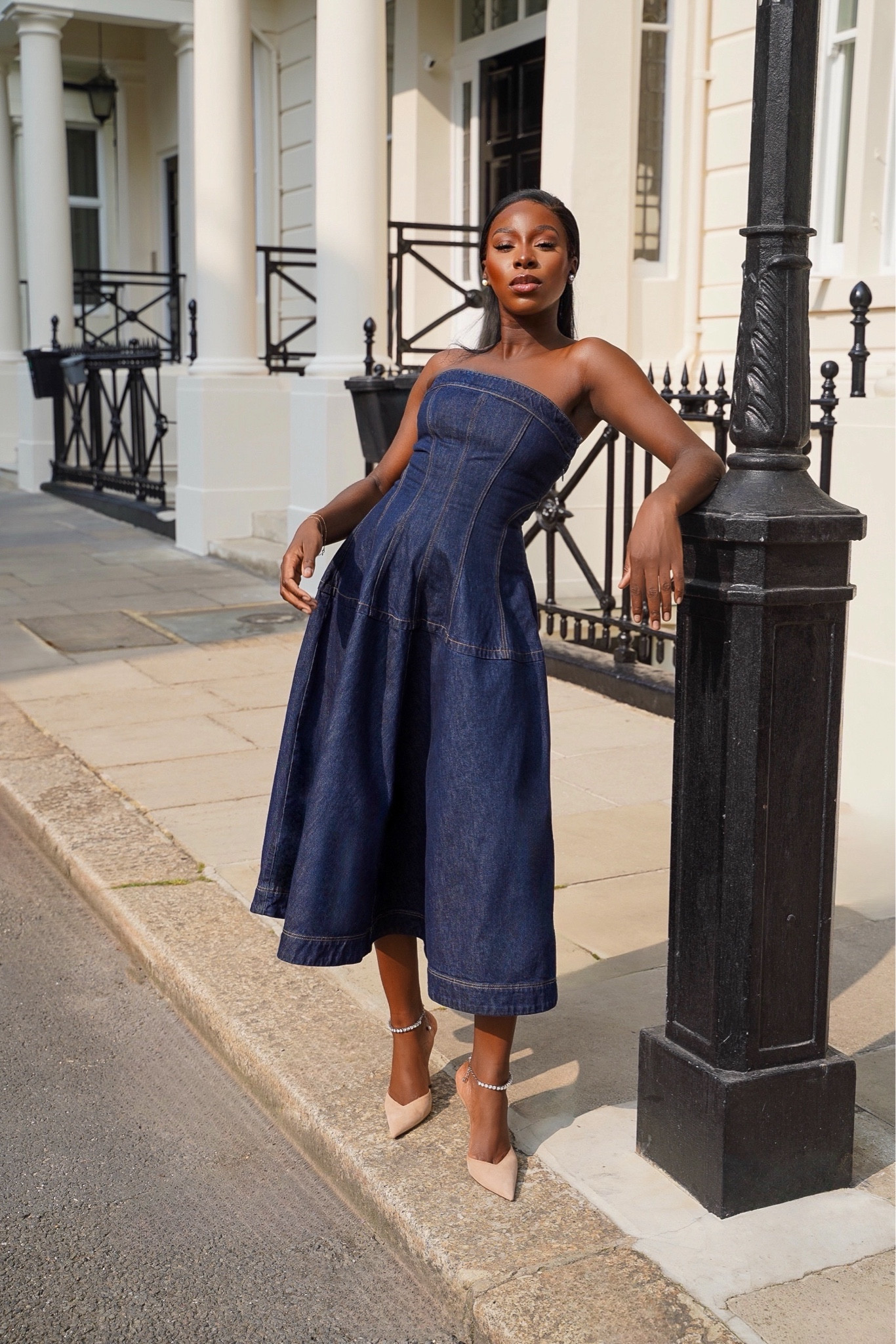 The shape is just phenomenal! 🥰

Wearing a size 8 in the dress - fits like a glove! #HM 