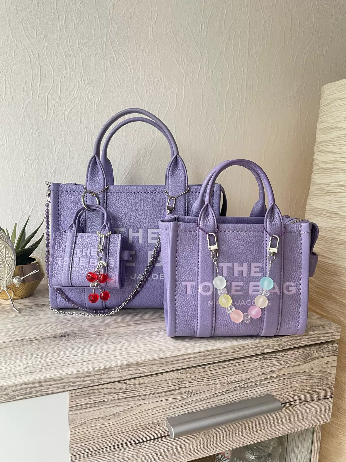 MARC JACOBS MICRO LEATHER TOTE BAG VS MINI LEATHER TOTE BAG IN