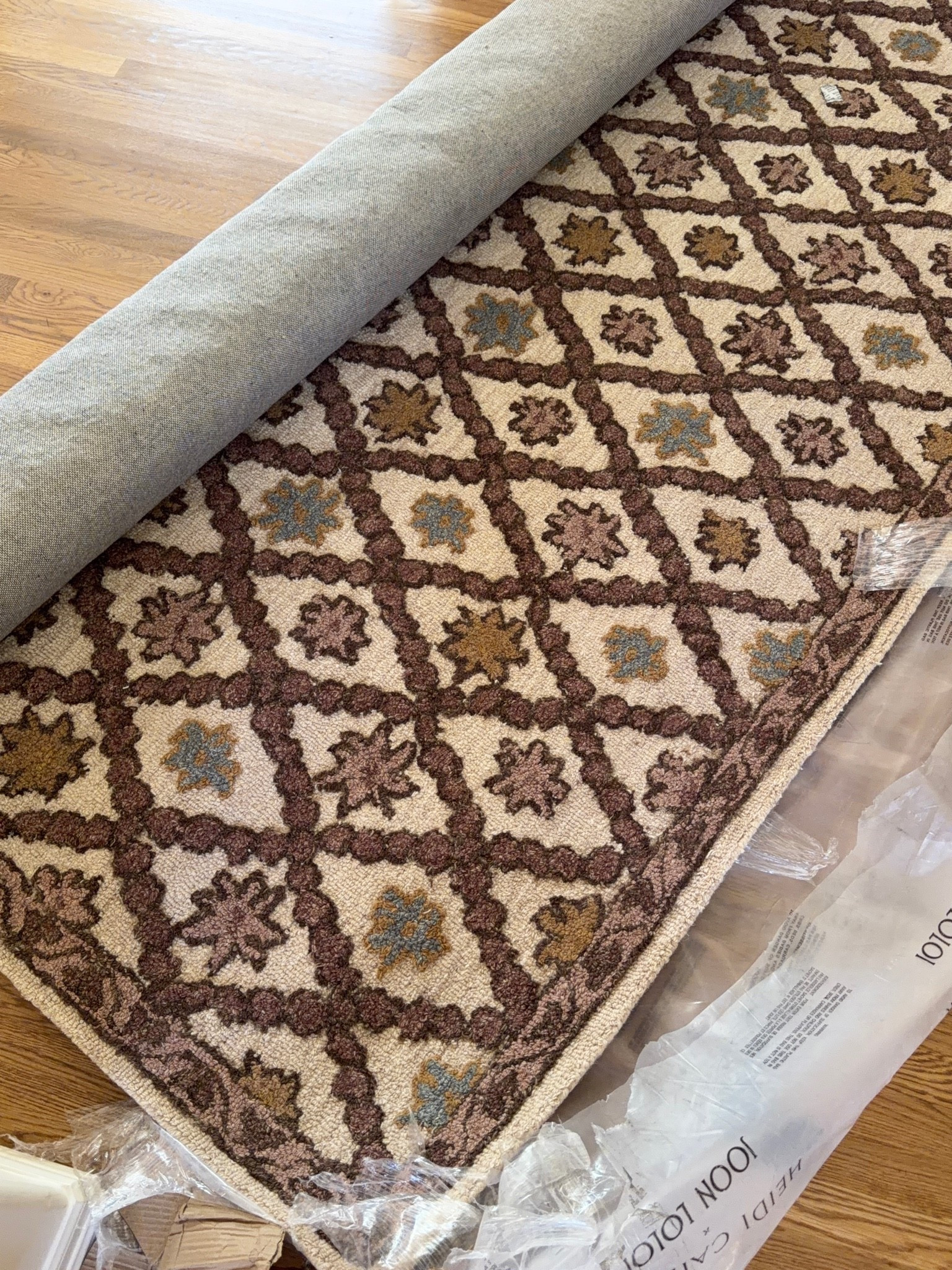 Love these wool rugs! So so gorgeous and high quality, they never go on sale so 10% is something at least. Just bought for our living room I just love the vibrant colors and gorgeous design!! 

#rugs #woolrugs #salerug #rugonsale