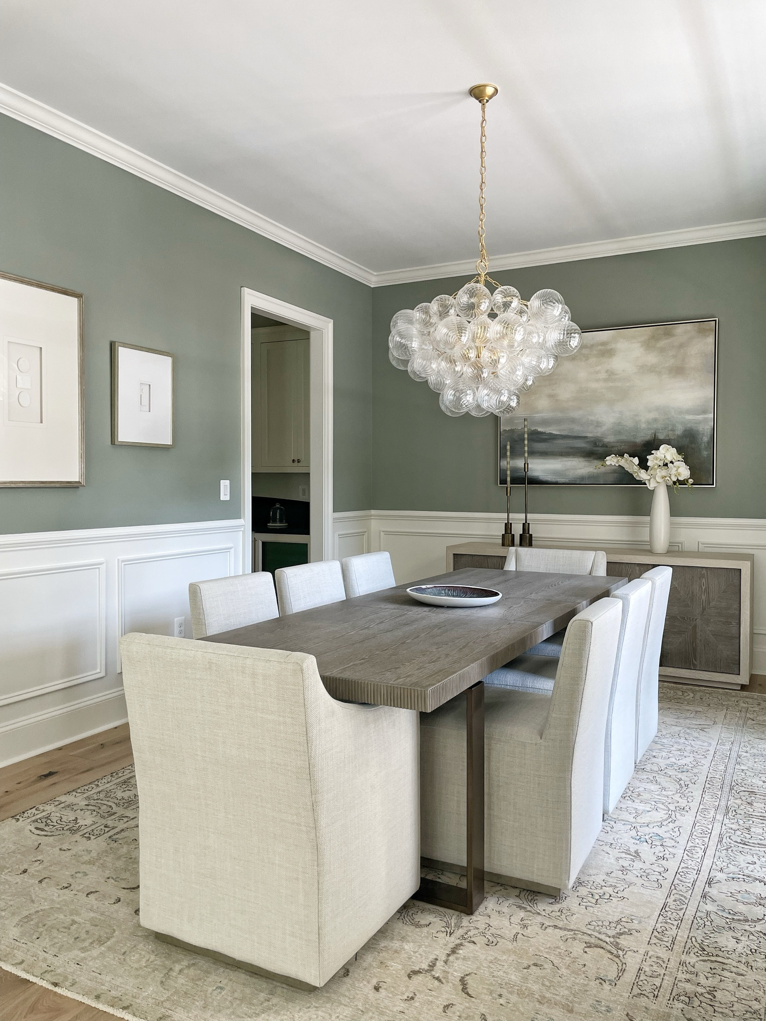 Dining room rug sizing guide up on our Instagram feed - check it out @boxwoodhomestaging