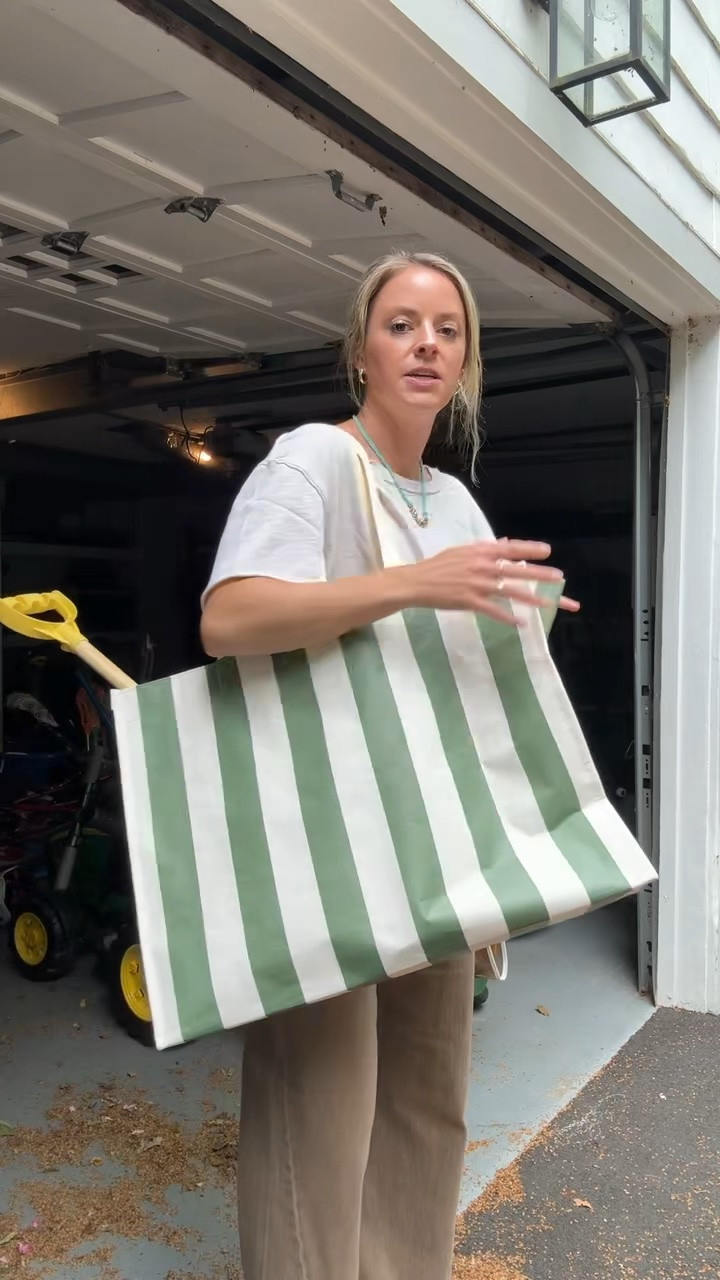 $35 Oversized beach tote 

-earrings (code Spring15 for discount)
-small tee
-26R jeans, tts (code STYLEDSNAPSHOTS for discount)

travel beach tote

#LTKmomlife #LTKTravel