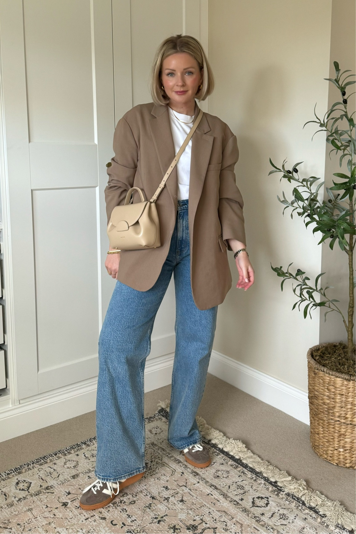 Ways to wear the Abercrombie 90s relaxed jeans( I’m wearing w28) . Cos white t shirt, trench coat, Birkenstock Boston shoes, Armani beauty lipstick, Monica vinader gold chunky hoop earrings, Prada white bucket bag. 
