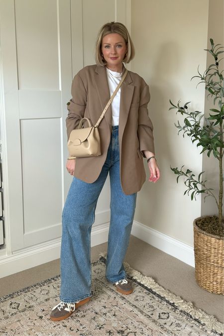 Ways to wear the Abercrombie 90s relaxed jeans( I’m wearing w28) . Cos white t shirt, trench coat, Birkenstock Boston shoes, Armani beauty lipstick, Monica vinader gold chunky hoop earrings, Prada white bucket bag. 