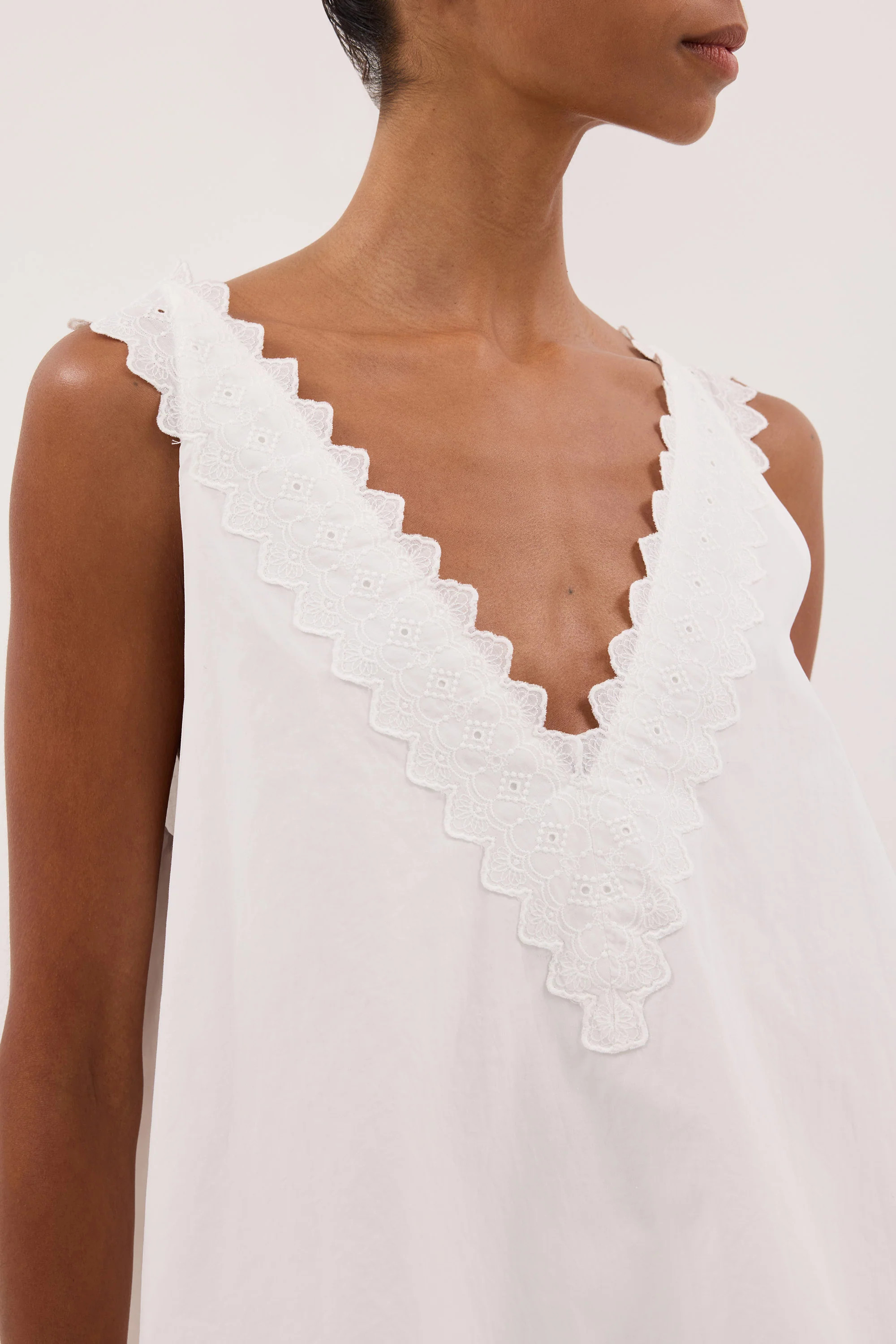 ANNABEL WHITE V NECK TOP | DISSH