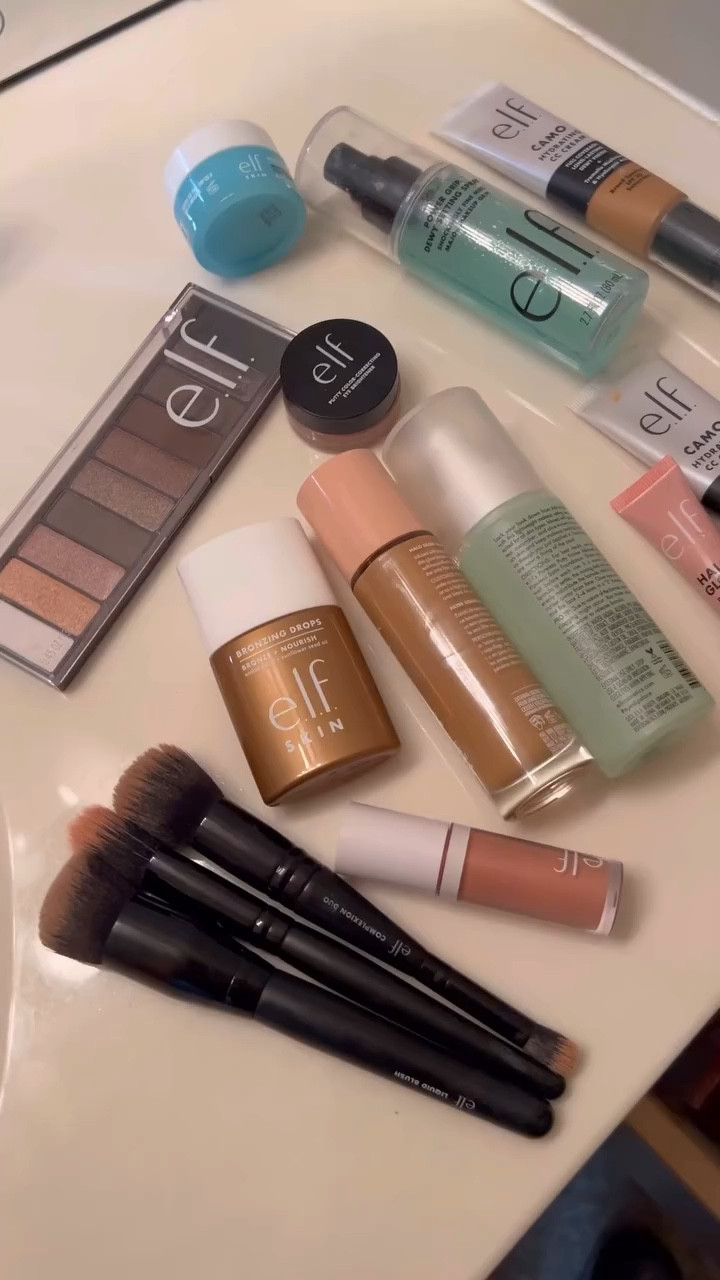 e.l.f. Camo CC Cream
Aspecto natural com cobertura .
Possui colágeno, peptídeos e niacinamida conhecido por preencher, hidratar e suavizar a aparência da sua pele enquanto protege com FPS 30. 
.
Camo Blush Líquido.
 A fórmula repleta de pigmentos dá às bochechas um rubor duradouro. A fórmula leve de blush líquido combina facilmente com um acabamento macio. 
O aplicador arredondado e estriado aplica sempre a quantidade perfeita de blush. São 9 cores diferentes!!
.
O Pincel Putty Blush é um pincel para blush que coleta facilmente fórmulas de creme para auxiliar na fácil aplicação e mistura, criando um efeito unifome na pele.
Duo Fiber
.
e.l.f. Power Grip Dewy Setting Spray
Obtenha maior aderência à maquiagem e um acabamento úmido com e.l.f. Spray de configuração orvalhado para aderência em pó. a fórmula bifásica surpreendentemente fina é reforçada com 5% de aloe vera, além de ácido hialurônico, esqualano e óleo de semente de chá verde. 
Agite para ativar o poder de ambas as fases para uma maquiagem úmida e duradoura.
.

e.l.f. Camo CC Cream

Achieve a natural look with full coverage. Infused with collagen, peptides, and niacinamide to plump, hydrate, and smooth your skin while providing SPF 30 protection.

e.l.f. Camo Liquid Blush

Get a lasting flush of color with this lightweight liquid blush. It blends easily for a soft finish. The rounded applicator ensures the perfect amount every time. Available in 9 shades!

e.l.f. Putty Blush Brush

This duo fiber brush effortlessly picks up cream formulas for easy application and blending, creating a uniform effect.

e.l.f. Power Grip Dewy Setting Spray

Get longer-lasting makeup and a dewy finish with this setting spray. The bi-phase formula with 5% aloe vera, hyaluronic acid, squalane, and green tea seed oil ensures a lasting dewy look. Shake to activate

.
#elf #elfcosmetics #blushliquido #cccream #makeupartist #beautyart #beautybloggers #influencer

#LTKbeauty