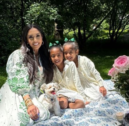 #VanessaBryant had fun with her daughters wearing a $315 @farmrio Forest Soul Long Sleeve Linen Blend Shirtdress. Super cute! Shop #vanessabryantstyle at the link in bio💣 📸 IG/Reproduction #vanessabryantfbd