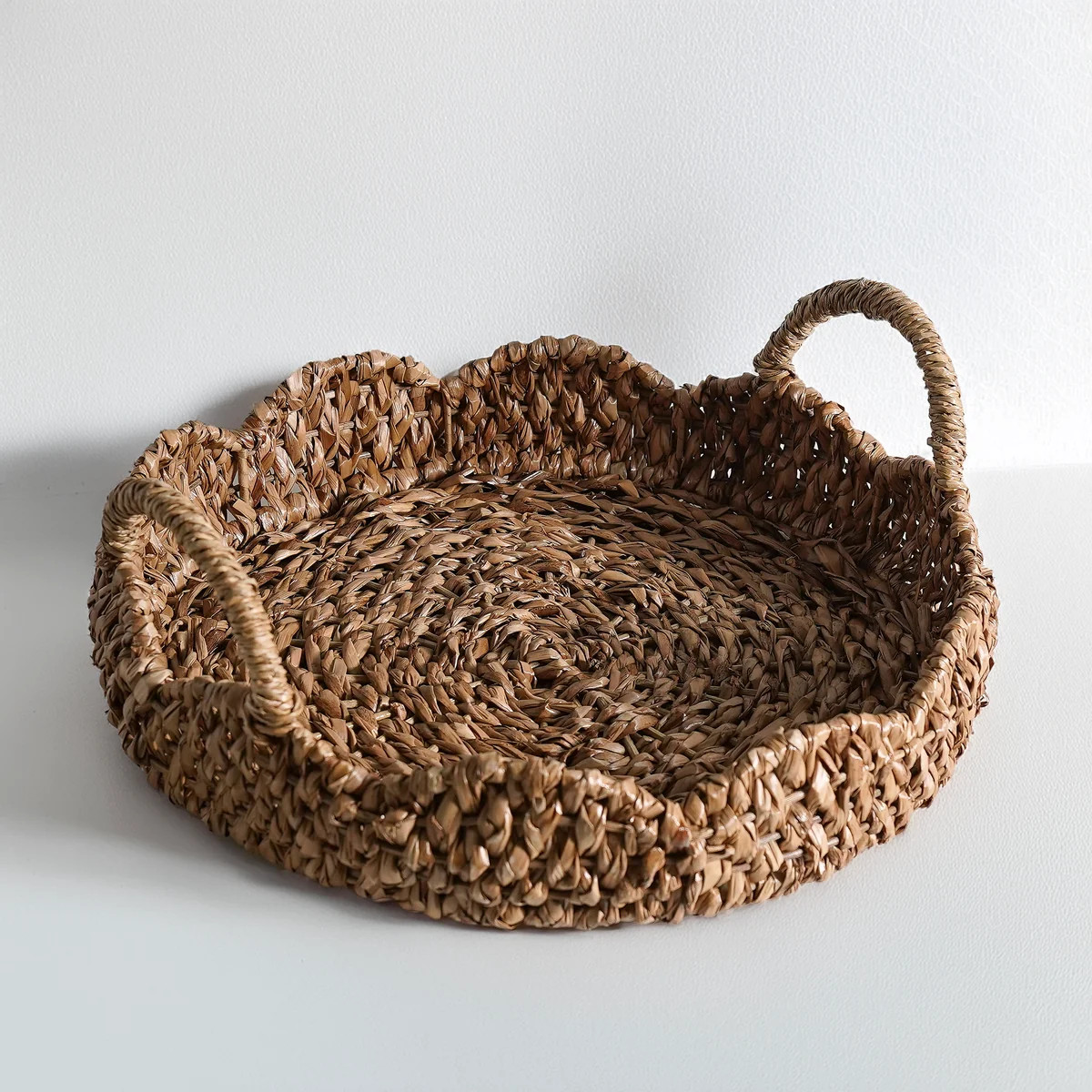 Braided Scalloped Seagrass Tray | MJHome