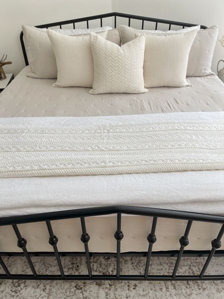 H O M E \ bed and bedding all from Amazon! Refresh your bedroom or guest bedroom before the holidays!

Home
Farmhouse 

#LTKhome