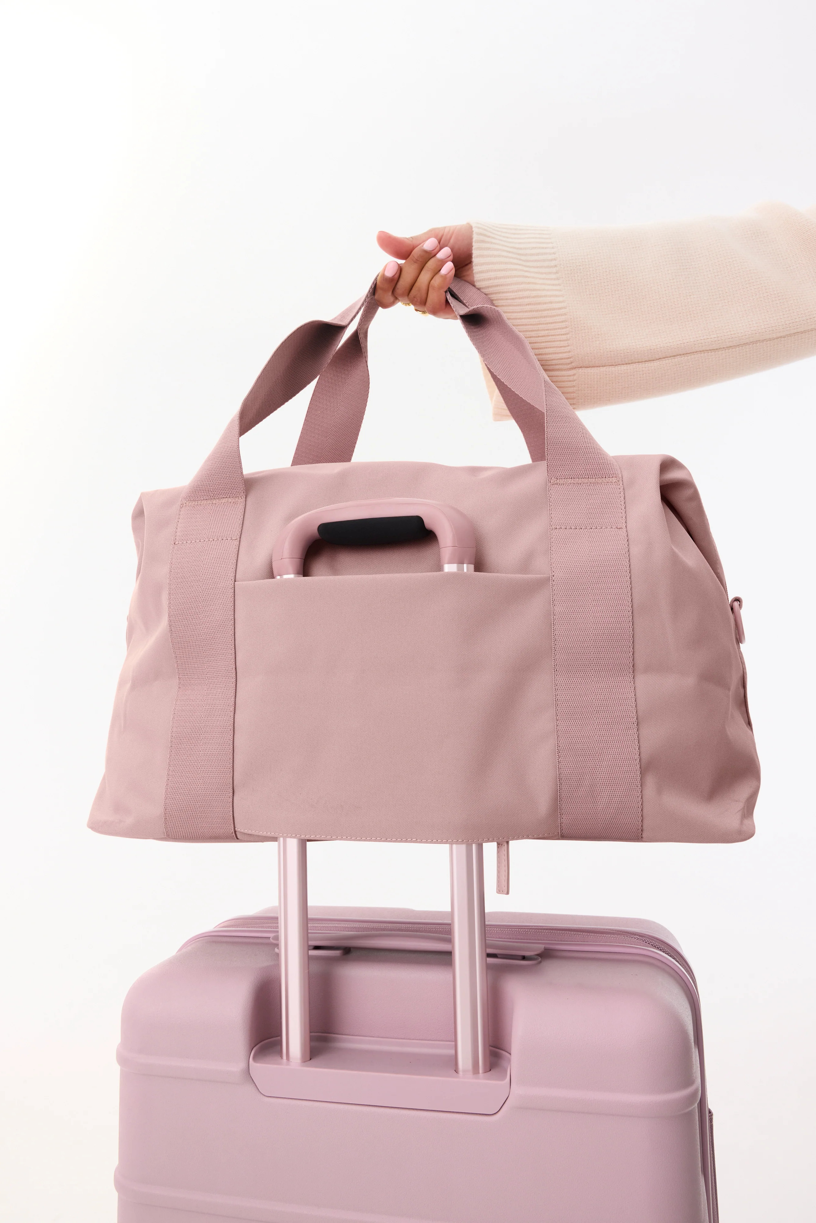 BÉIS 'The BÉISics Duffle' in Atlas Pink - Pink Overnight & Travel Duffle Bags | BÉIS Travel