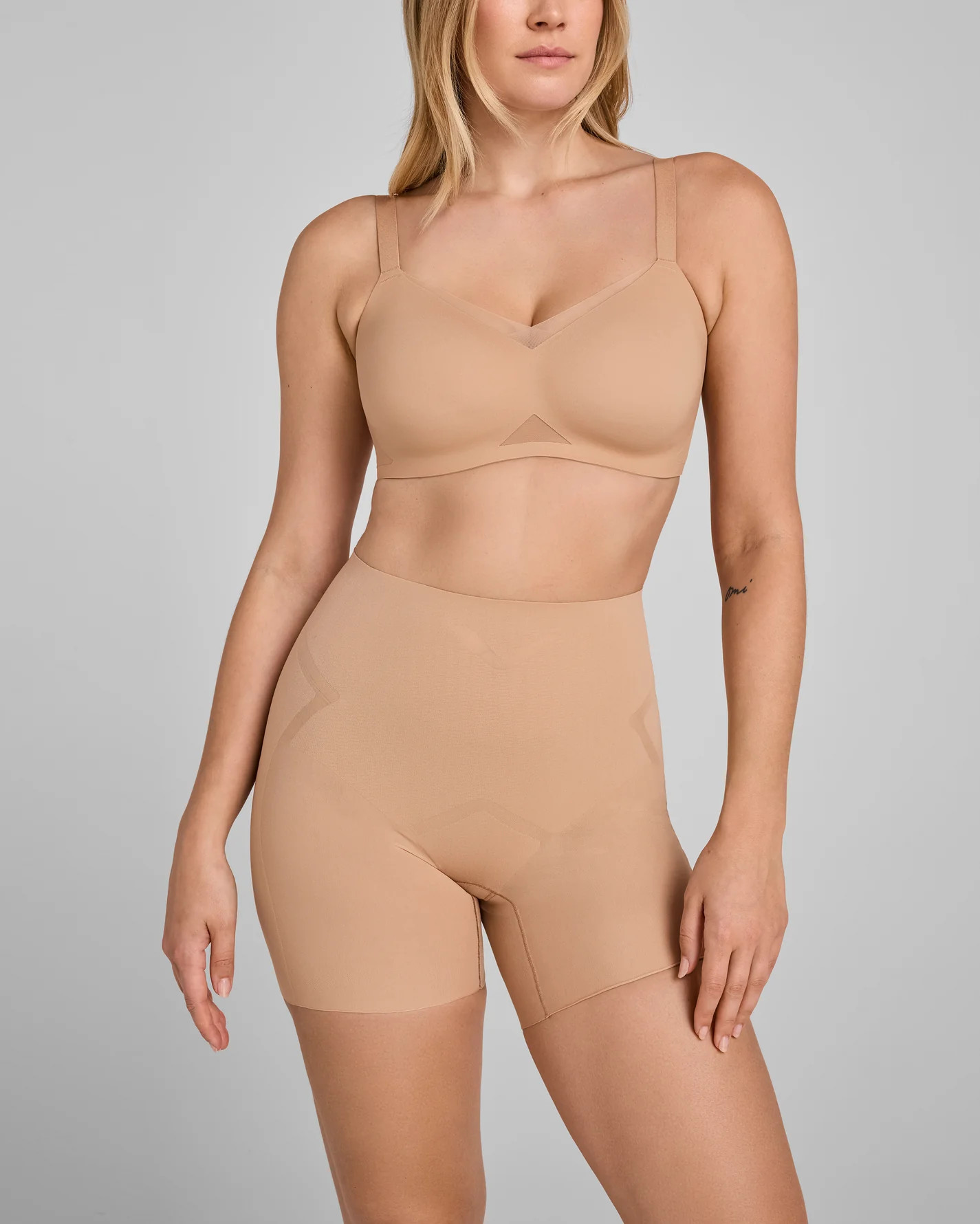 MeshSculpt Mid-Waist Short | Honeylove