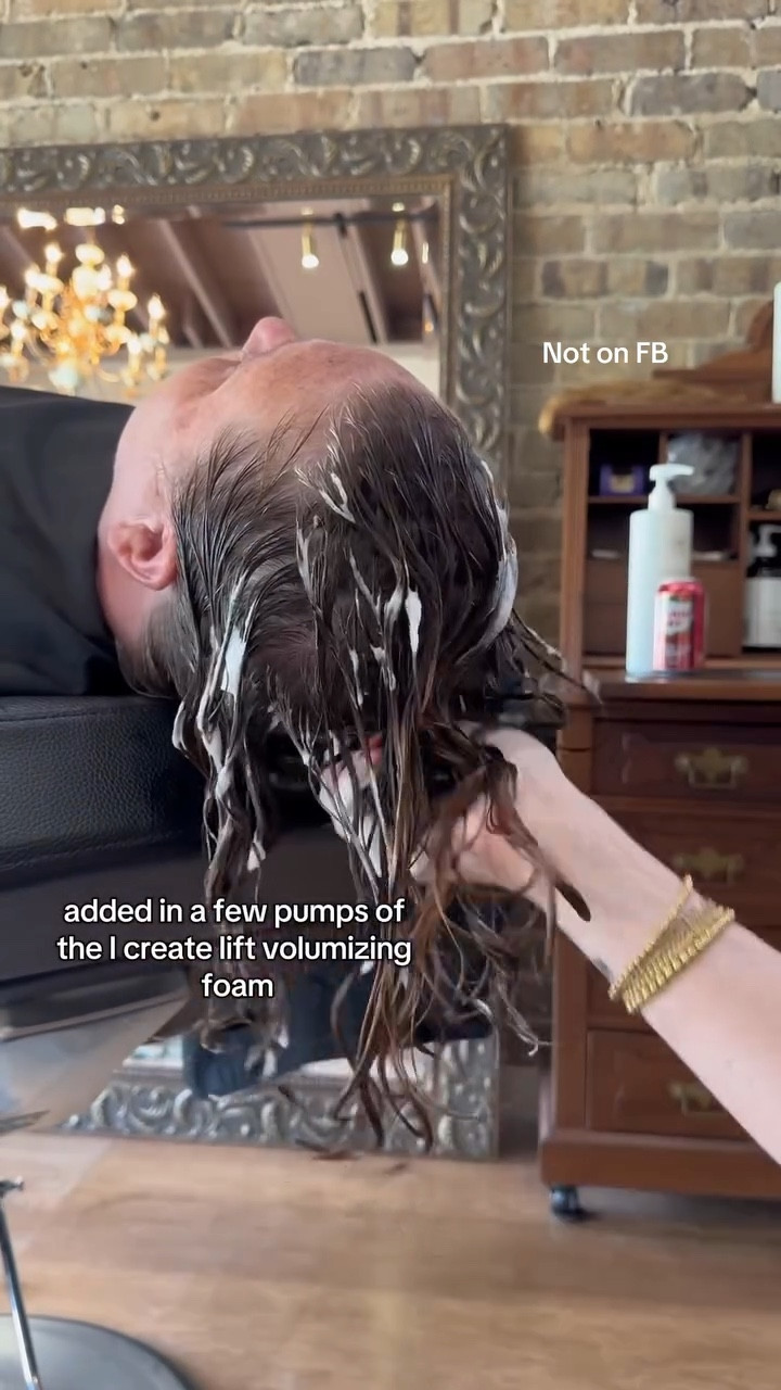 Part 2: Styling her beach waves after her major transformation #curlspecialist #wavyhaircut #haircuttransformation #hairdonation #wavyhairtips #wavyhairroutine