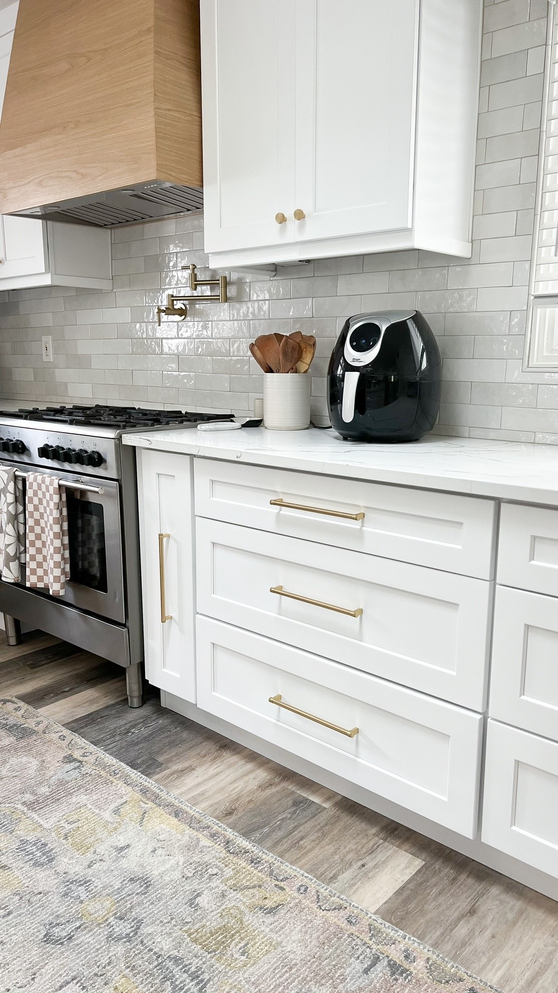 Kitchen cabinets // decor
