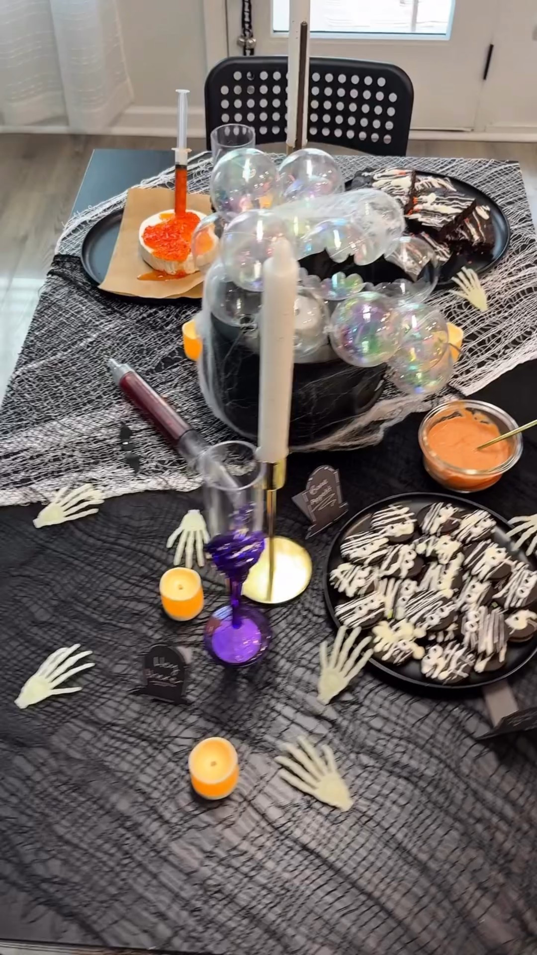 Halloween treats ✨👻🎃
.
Cute brownies for your party just add some melted white chocolate and turn them into mummies ❤️🤭
.
If you want more cute and fun ideas for this halloween comment below 👇🏼✨
.
@simplemills @chosenfoods 
.
#glutenfreerecipes #brownies #healthyrecipe #halloweentreats #halloweendecor #halloweendecoration