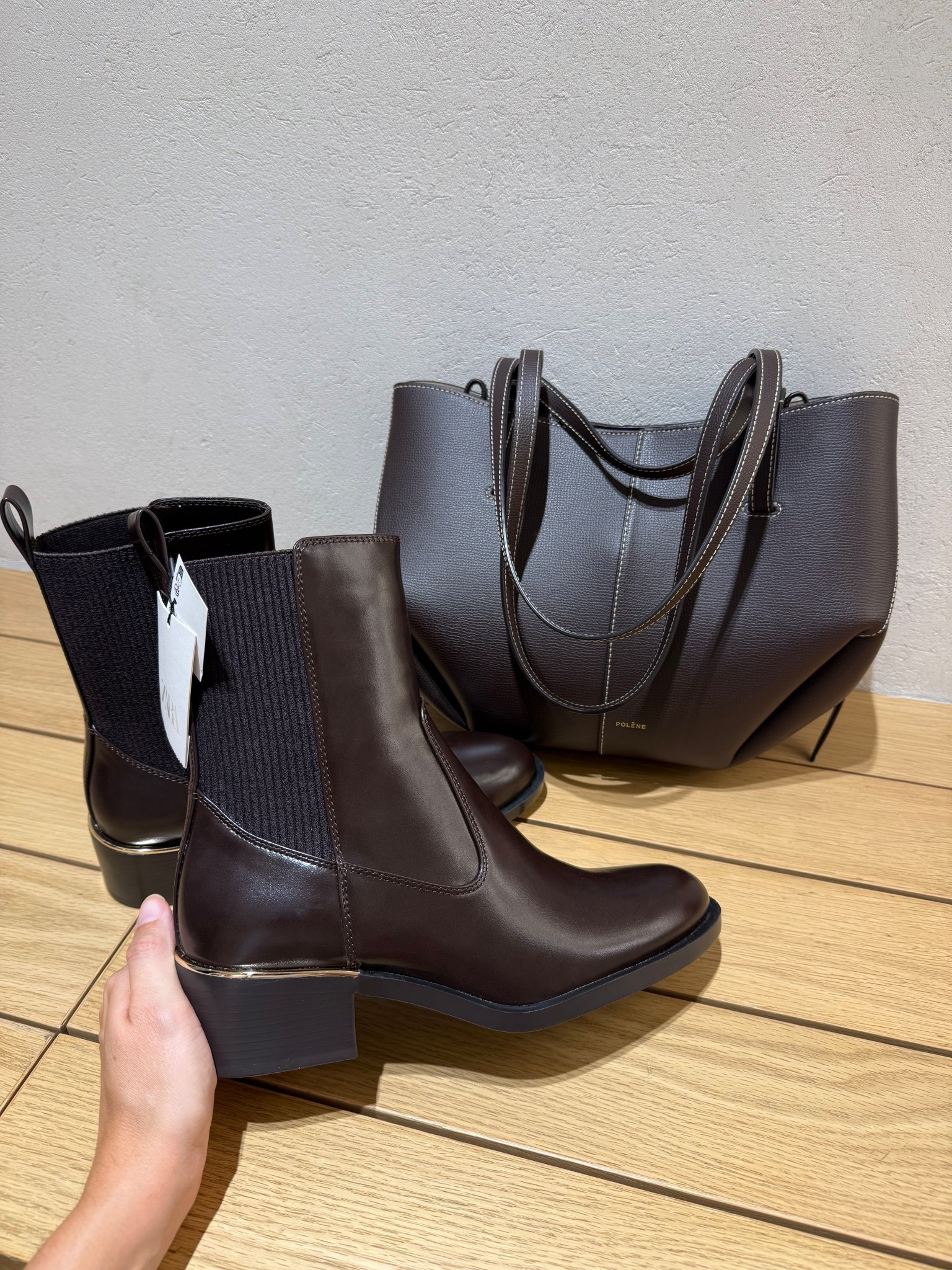 ZARA CHOCOLATE ANKLE BOOTS🤎
Tags: Chelsea style bargain affordable chic women’s fashion autumn transitional city break everyday work office wear 

#LTKshoes