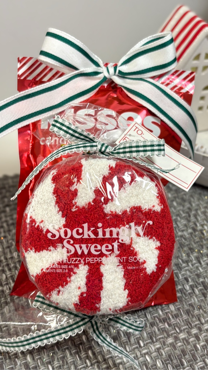 This cozy gift from @target is perfect for teens, teachers, gift exchange, and more and it’s such a great price! The socks are so cute and just for fun I added it to a bag of matching Kisses! ❤️🤍⁣⁣⠀
⁣⁣⠀
#target #targetstyle #cozy #christmasgift #teen #easygift